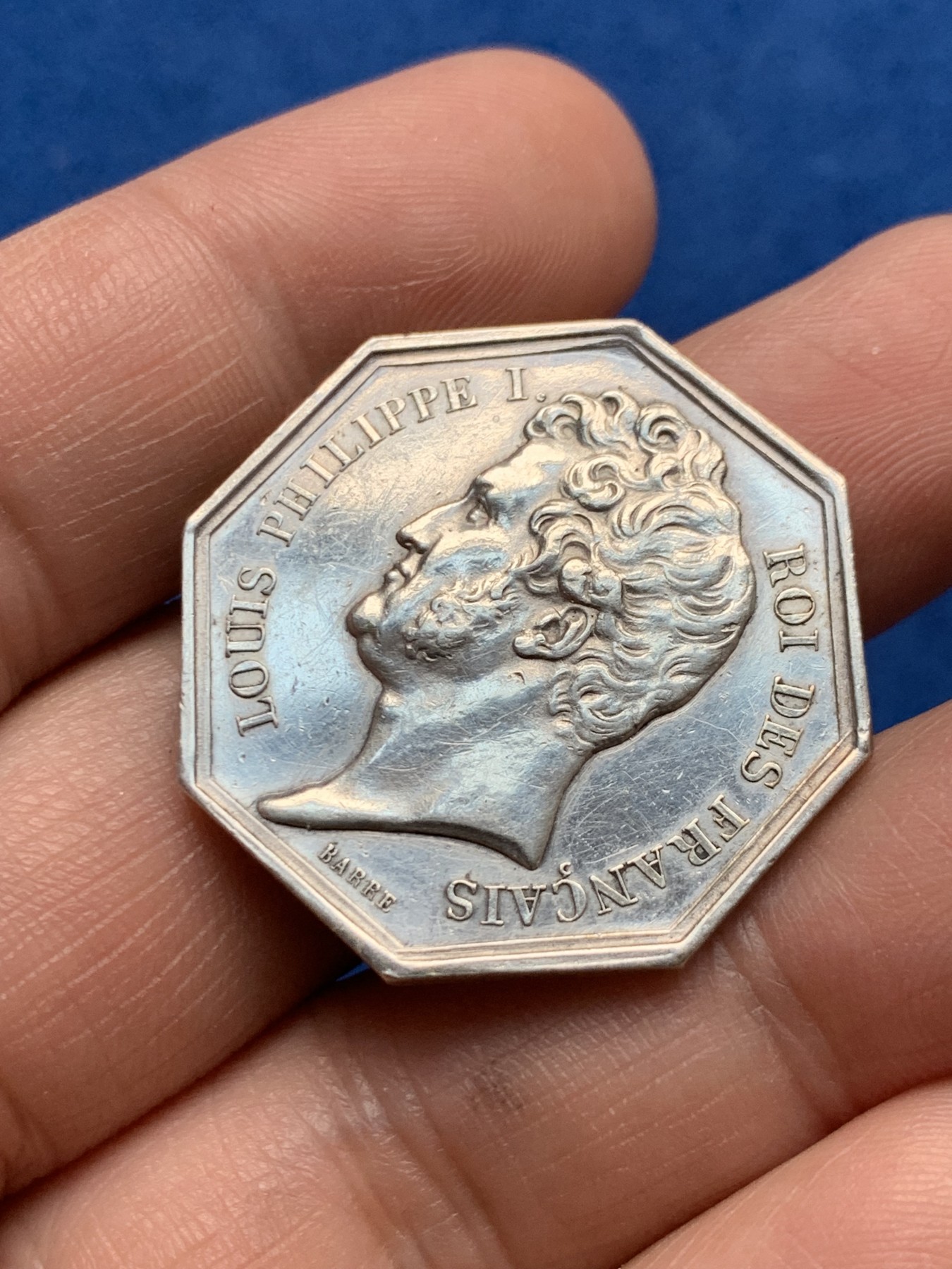 《竞宝斋》第261场-周日，周一，周二 3场连拍 (全场包邮) 法国1832至1841年 菲利普美杜莎美女蛇银质八角代币 重10.13克 对角直径33.1mm 神灯边铭  细节好 少见品种