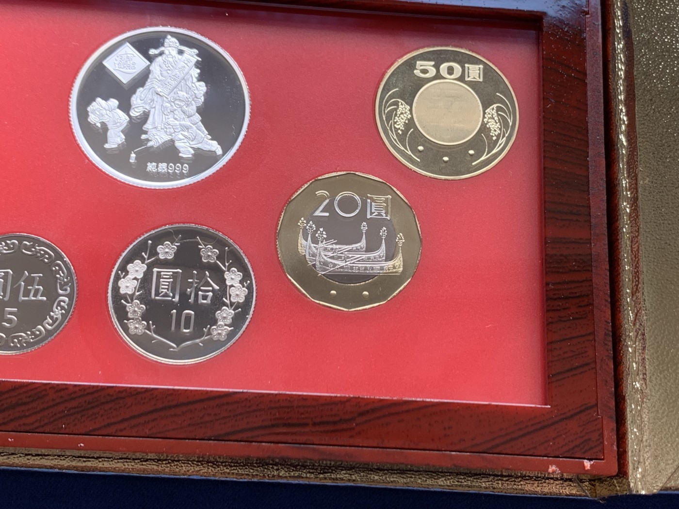 《竞宝斋》第261场-周日，周一，周二 3场连拍 (全场包邮) 台湾省民国九十三年第一轮猴年精致套币 含二分之一盎司大银章 少见生肖