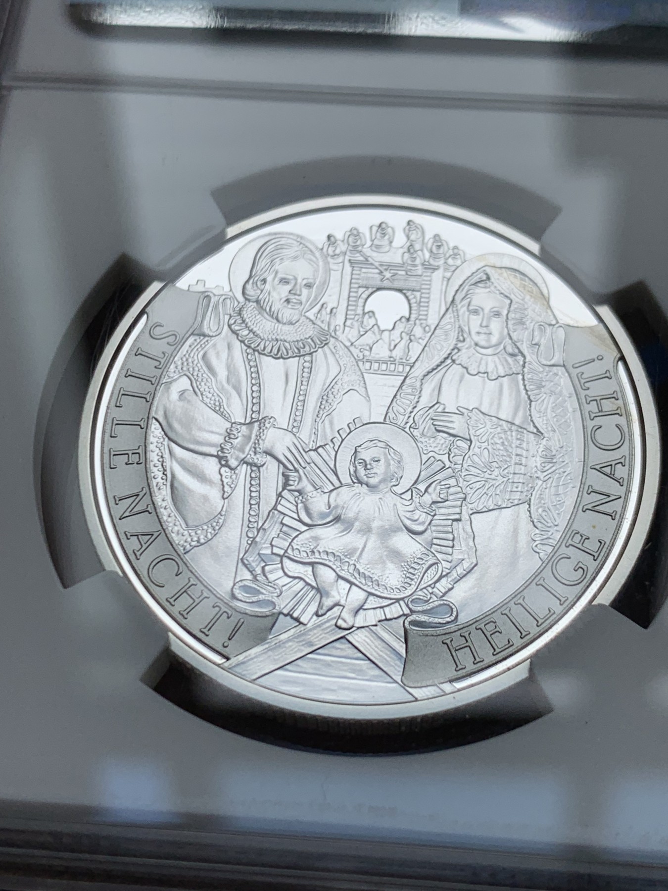 《竞宝斋》第261场-周日，周一，周二 3场连拍 (全场包邮) NGC PF70UC 蓝标首期奥地利2018年发行圣诞歌《平安夜》200周年20欧精制纪念币 礼盒装