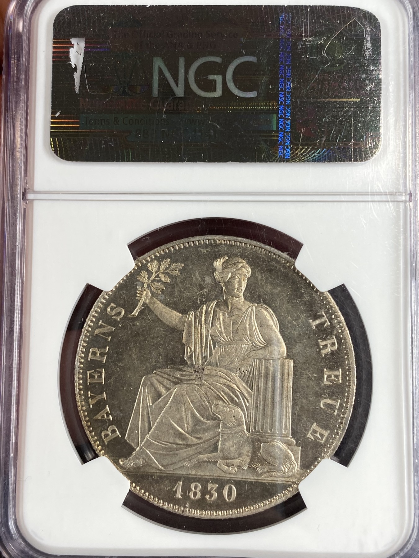 万国钱币拍卖第024期（诸神之战） NGC MS65 1830巴伐利亚忠于皇室历史泰勒 路德维希一世敕令发行 用于感激1830年德国社会主义运动中巴伐利亚人民对王室的忠诚 背面为忠诚与奉献女神优比西娅和一只温顺狗子 此枚底板整洁无暇 在双面淡青色包浆和轻微镜面加持下更添韵味 历史泰勒到65已是顶级 NGC老盒冠军分 错过不知何时再见