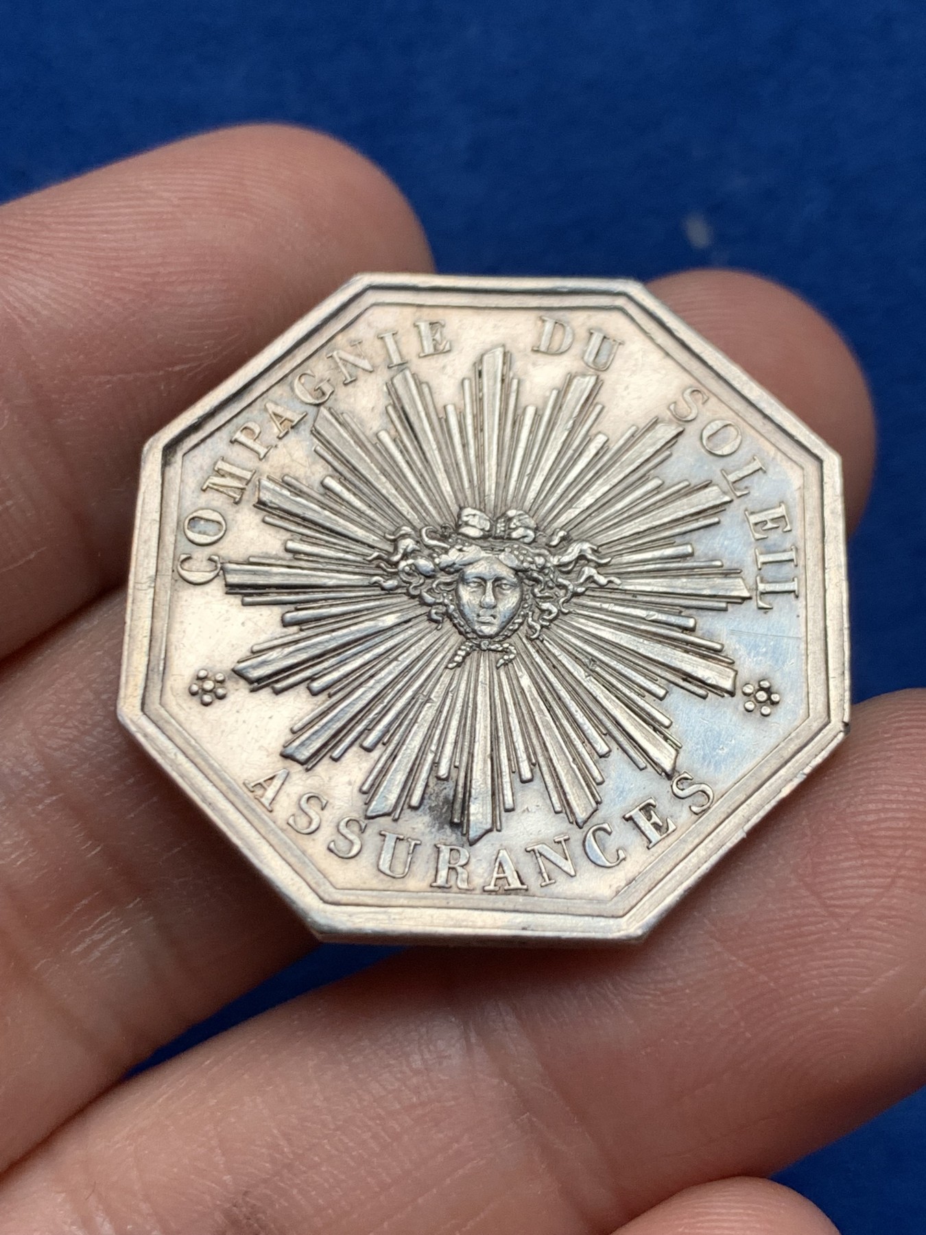 《竞宝斋》第261场-周日，周一，周二 3场连拍 (全场包邮) 法国1832至1841年 菲利普美杜莎美女蛇银质八角代币 重10.13克 对角直径33.1mm 神灯边铭  细节好 少见品种