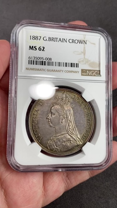 万国钱币拍卖第024期（诸神之战） NGC MS62 1887年英国维多利亚女皇高冠马剑1克朗 原味包浆升值品种
