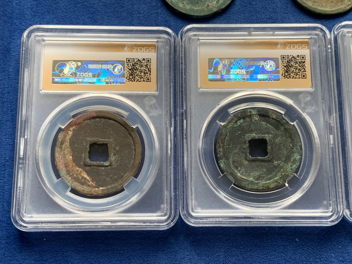 《竞宝斋》第261场-周日，周一，周二 3场连拍 (全场包邮) 5枚一组 崇宁重宝，3枚评级的是一坑，锈色字口不错，版别好，黑漆古。裸币为长字美制和短宝，原状态好品，细节见图。