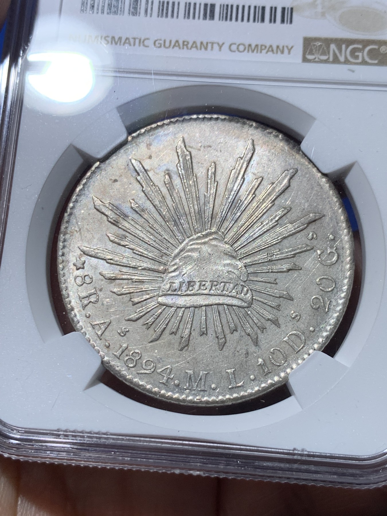 《竞宝斋》第261场-周日，周一，周二 3场连拍 (全场包邮) NGC MS61 墨西哥1894年AS厂花边鹰洋 8R银币 阿拉莫斯厂在鹰洋里属于少见的厂名 这个厂在NGC官网的数据中有分的不多 双面转光深打 稀少厂别性价比高