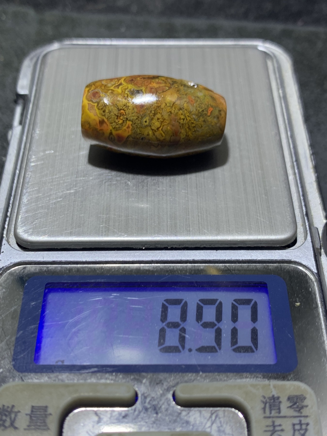 亚光草花纹战国红玛瑙手工俏色巧雕鼠来宝桶珠一个，