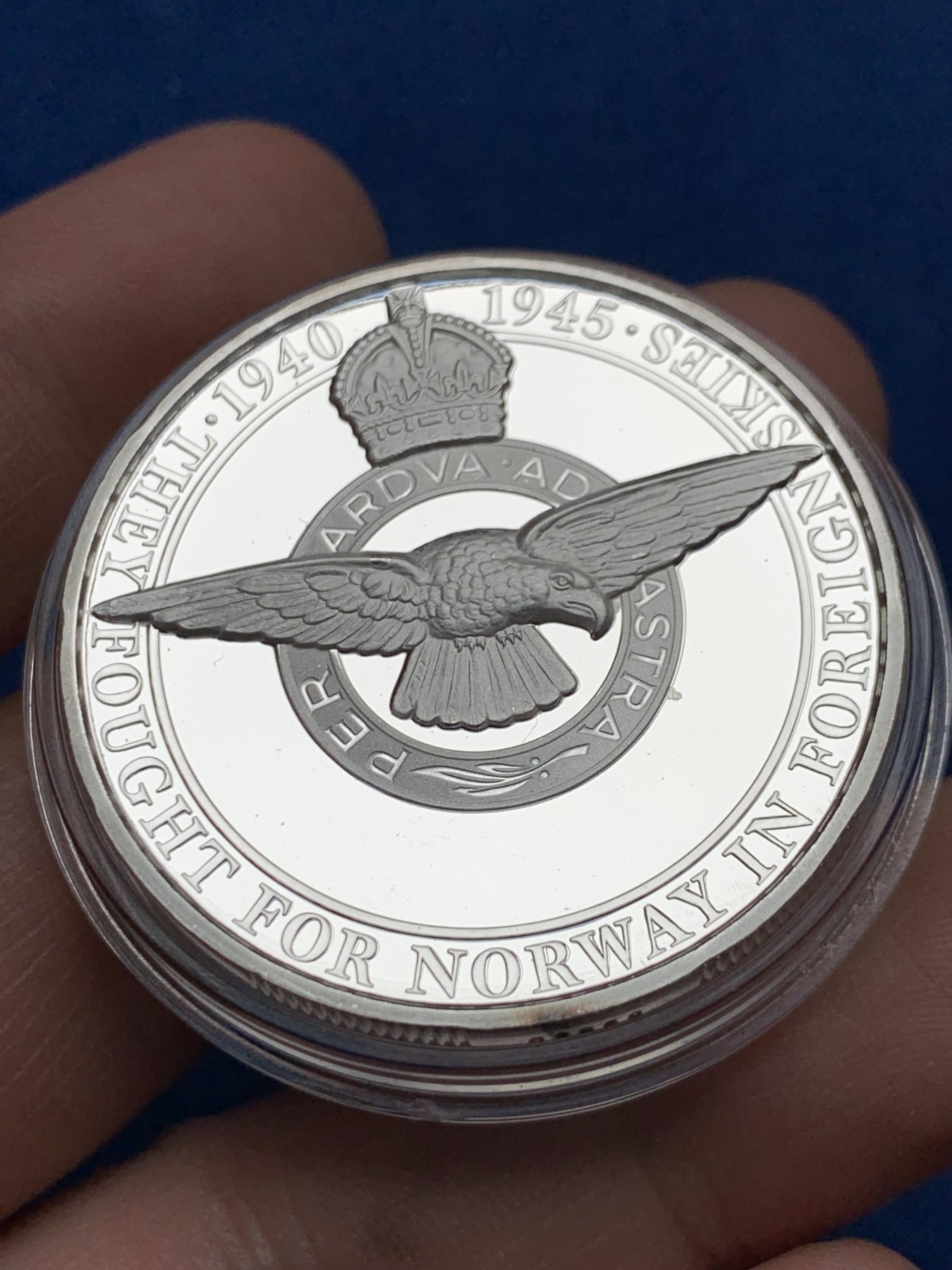 《竞宝斋》第261场-周日，周一，周二 3场连拍 (全场包邮) 挪威皇家空军 鹰徽 33克镀银纪念章 带证书