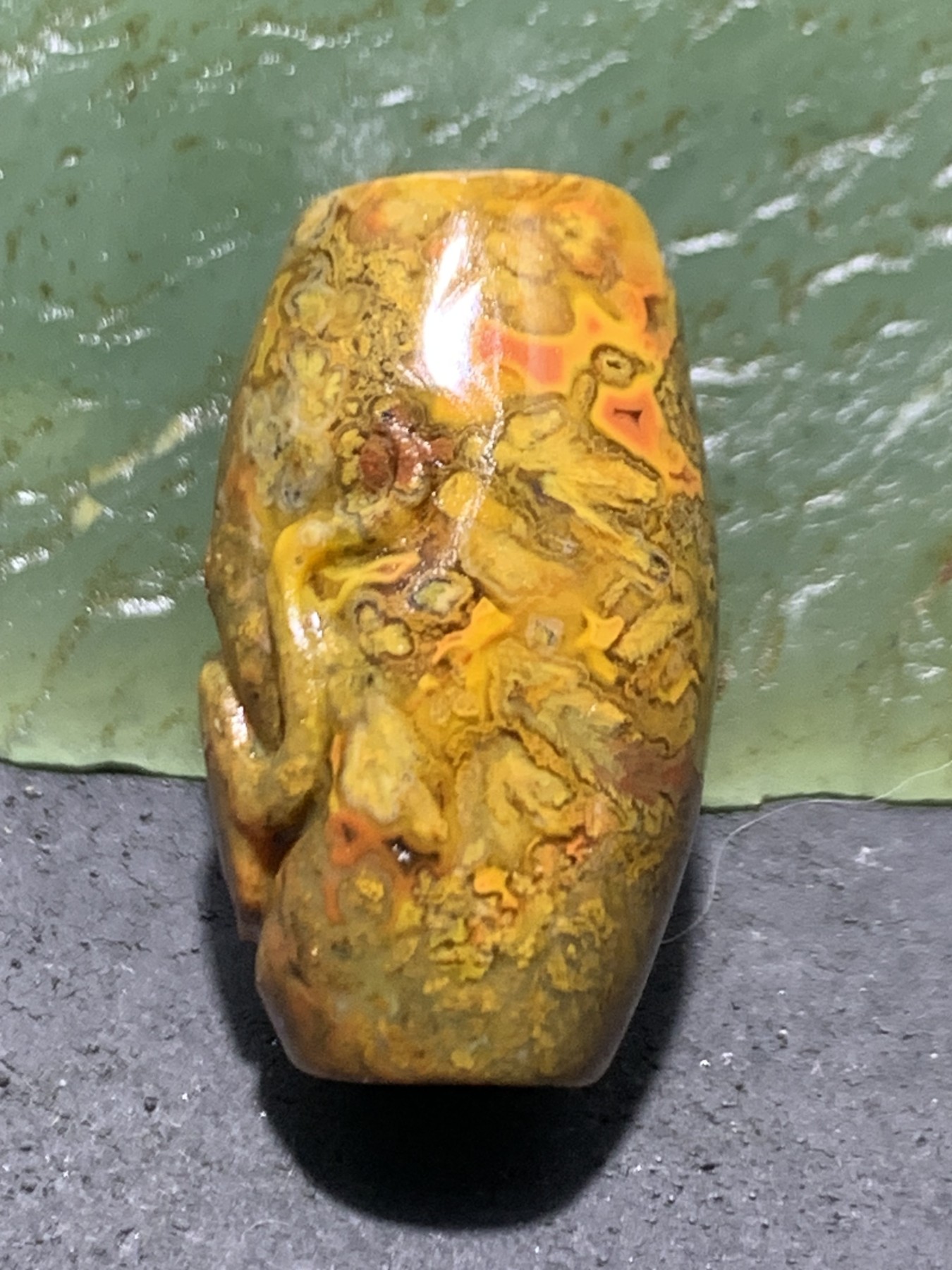 亚光草花纹战国红玛瑙手工俏色巧雕鼠来宝桶珠一个，