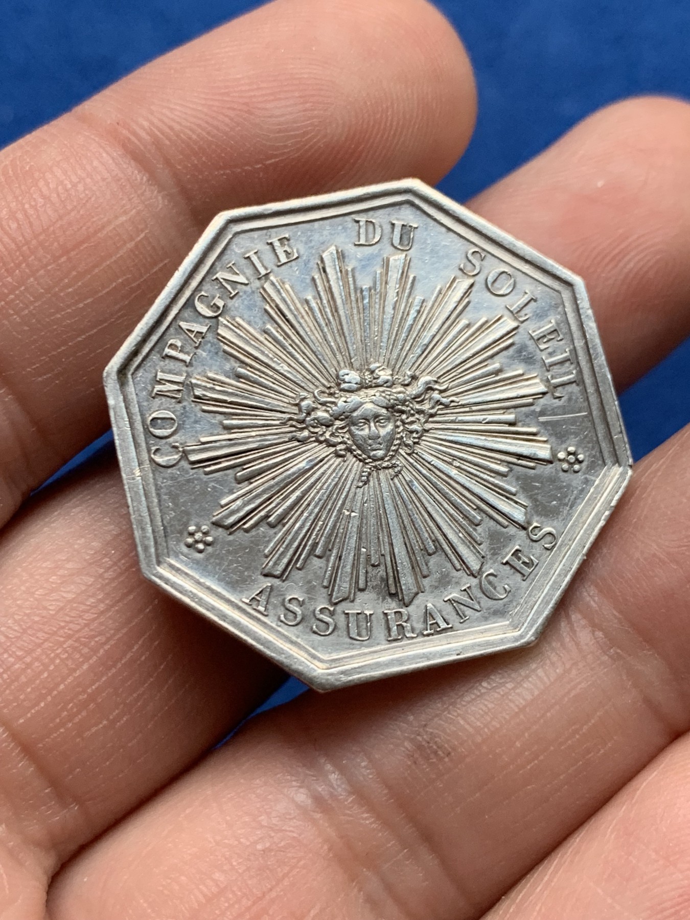 《竞宝斋》第261场-周日，周一，周二 3场连拍 (全场包邮) 法国1832至1841年 菲利普美杜莎美女蛇银质八角代币 重10.13克 对角直径33.1mm 神灯边铭  细节好 少见品种