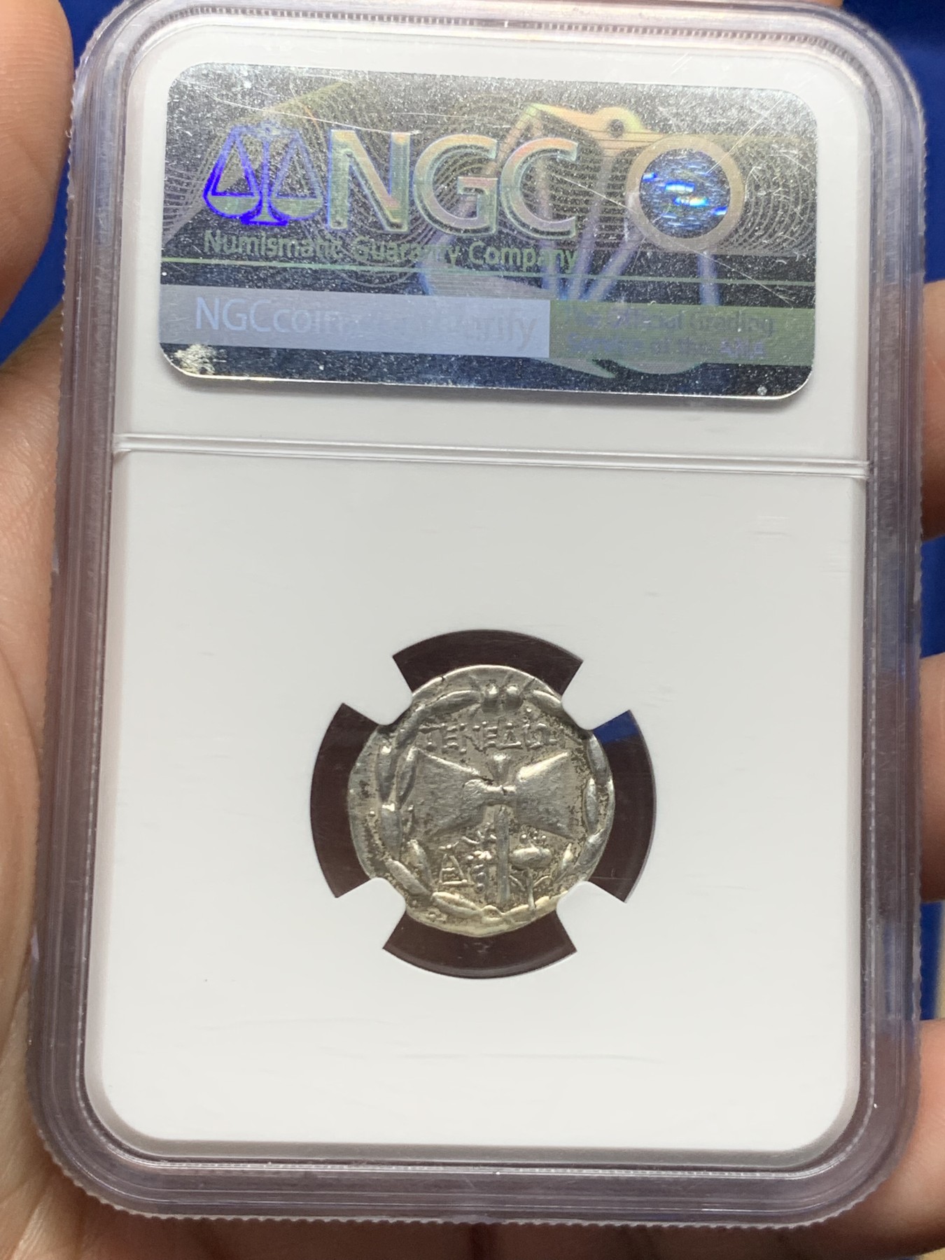 《竞宝斋》第261场-周日，周一，周二 3场连拍 (全场包邮) NGC CH VF 古希腊双面神银币，非常少见品特罗亚群岛。特尼杜斯。约2-1世纪 BC.AR 德拉克姆。果馅饼。（赫拉和宙斯)双斧;△字母组合和左边是葡萄串，右边是ys花，都在月桂树内花圈。