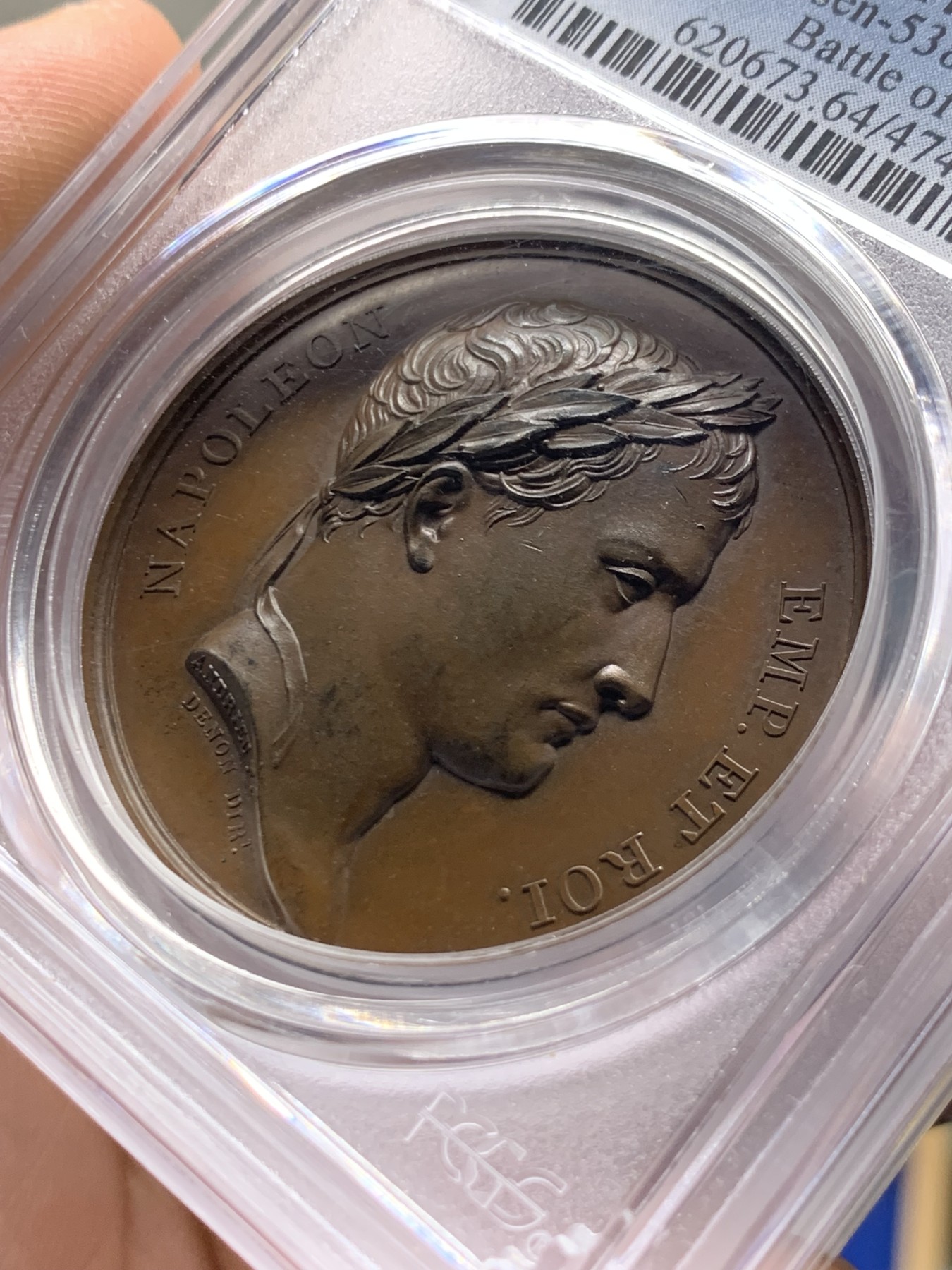 《竞宝斋》第261场-周日，周一，周二 3场连拍 (全场包邮) PCGS SP64 法国1806年拿破仑一世耶拿战役原铸铜章 拿破仑身披斗篷骑鹰凌空 手持闪电击倒地上三名巨人 场面英武壮阔 肌肉线条优美 该战役是拿破仑大破普军经典战役 也是拿章经典