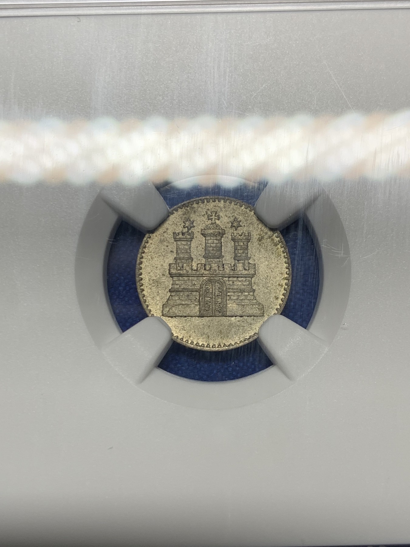 《竞宝斋》第261场-周日，周一，周二 3场连拍 (全场包邮) NGC MS65 德国 1855年 汉堡 1S 城堡先令 银币 黄油彩 高分 细节很好 更高分仅三枚