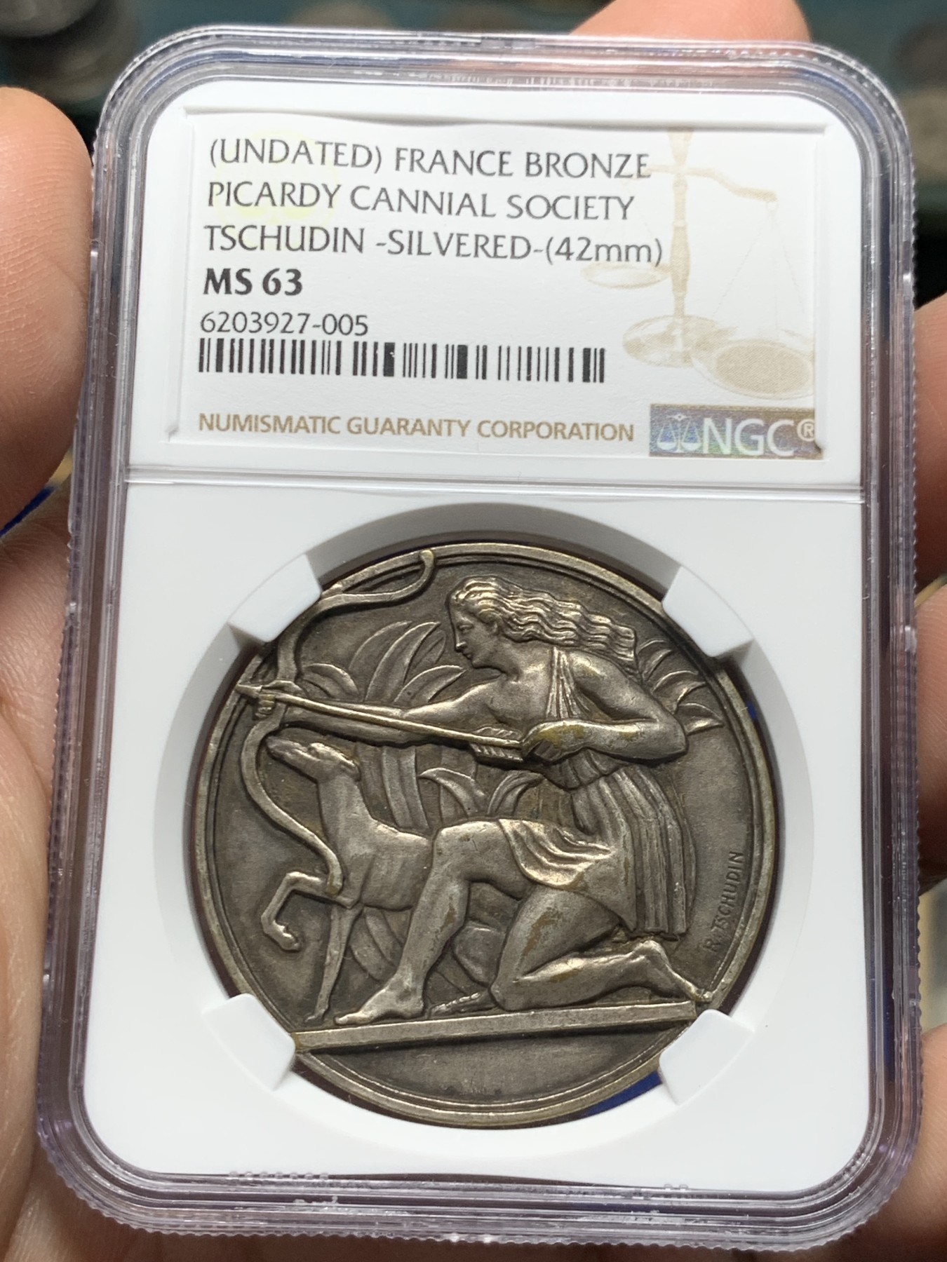 《竞宝斋》第261场-周日，周一，周二 3场连拍 (全场包邮) NGC MS63 法国20世纪初狩猎女神镀银大铜章，正面为女神阿尔忒弥斯，长发飘飘，引导猎犬，挽弓搭箭。线条凝炼优美，动感十足，立体高浮雕。