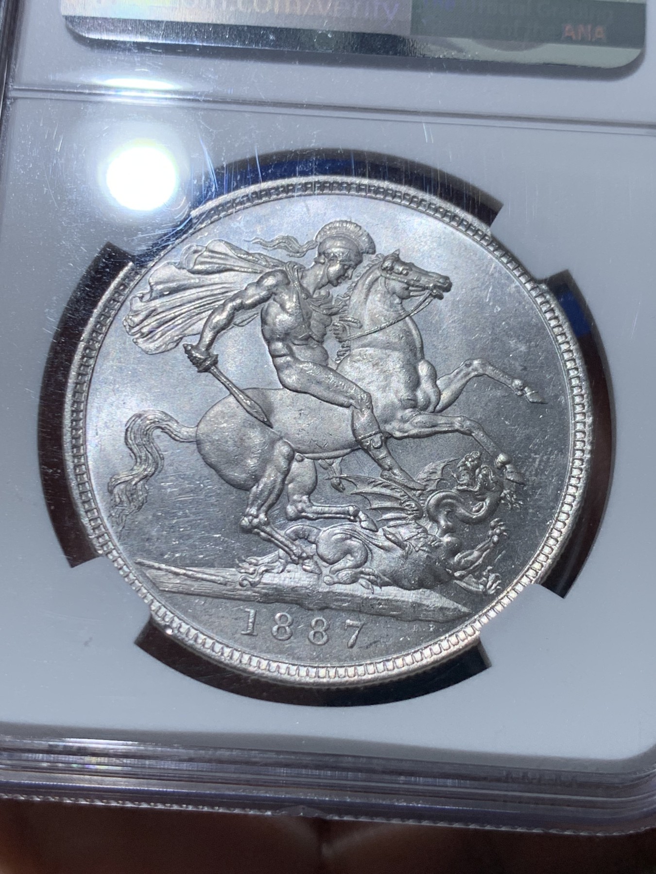 《竞宝斋》第261场-周日，周一，周二 3场连拍 (全场包邮) NGC MS63 英国1887年维多利亚披纱马剑银币 转光底板丝滑 细节到位