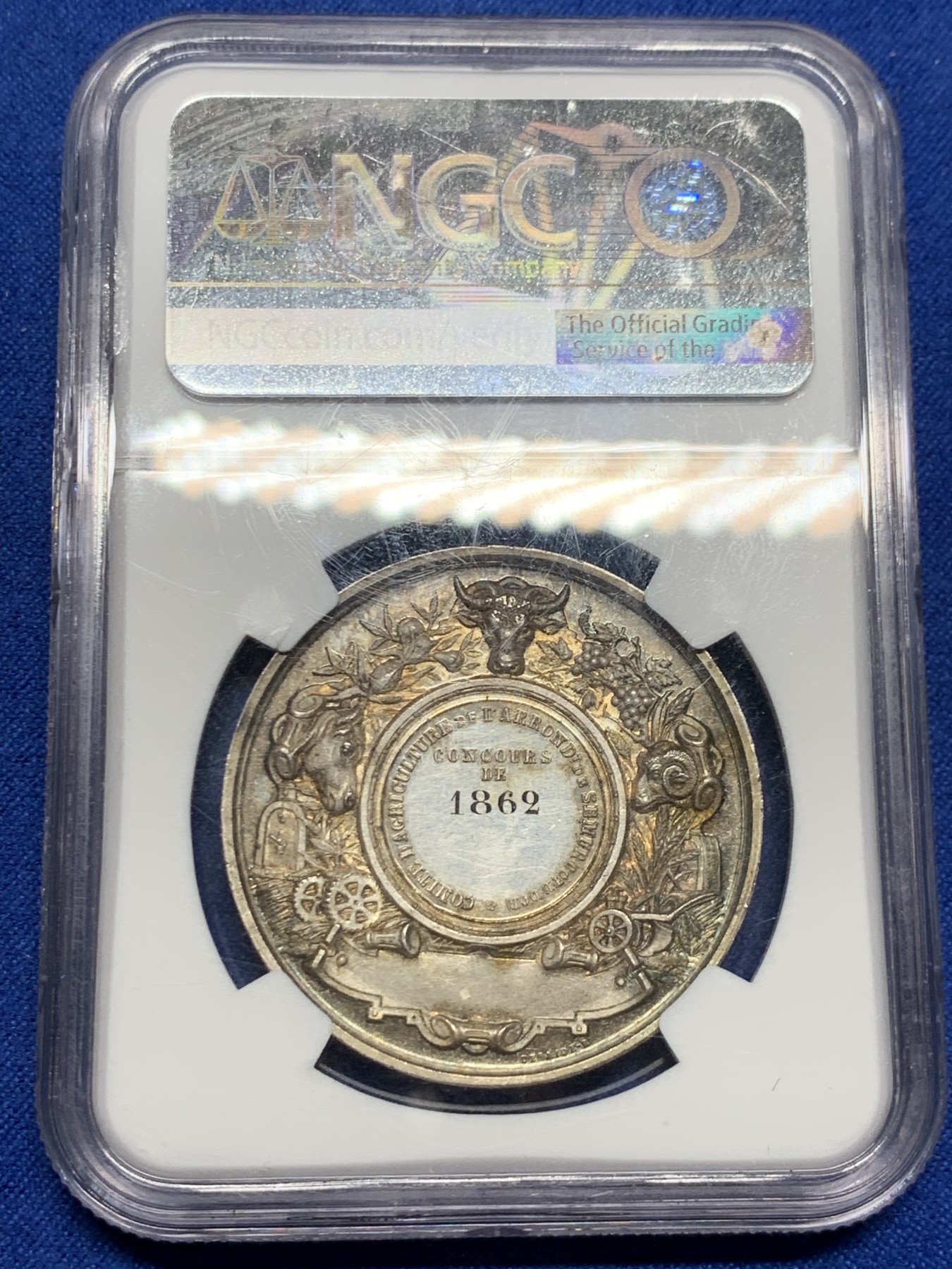 《竞宝斋》第262场-周日，周一，周二 3场连拍 (全场包邮) NGC MS64 法国1862年拿破仑三世农业银章。非常漂亮的大银章，没见过类似的在拍卖会上出现。顶级黄油光。