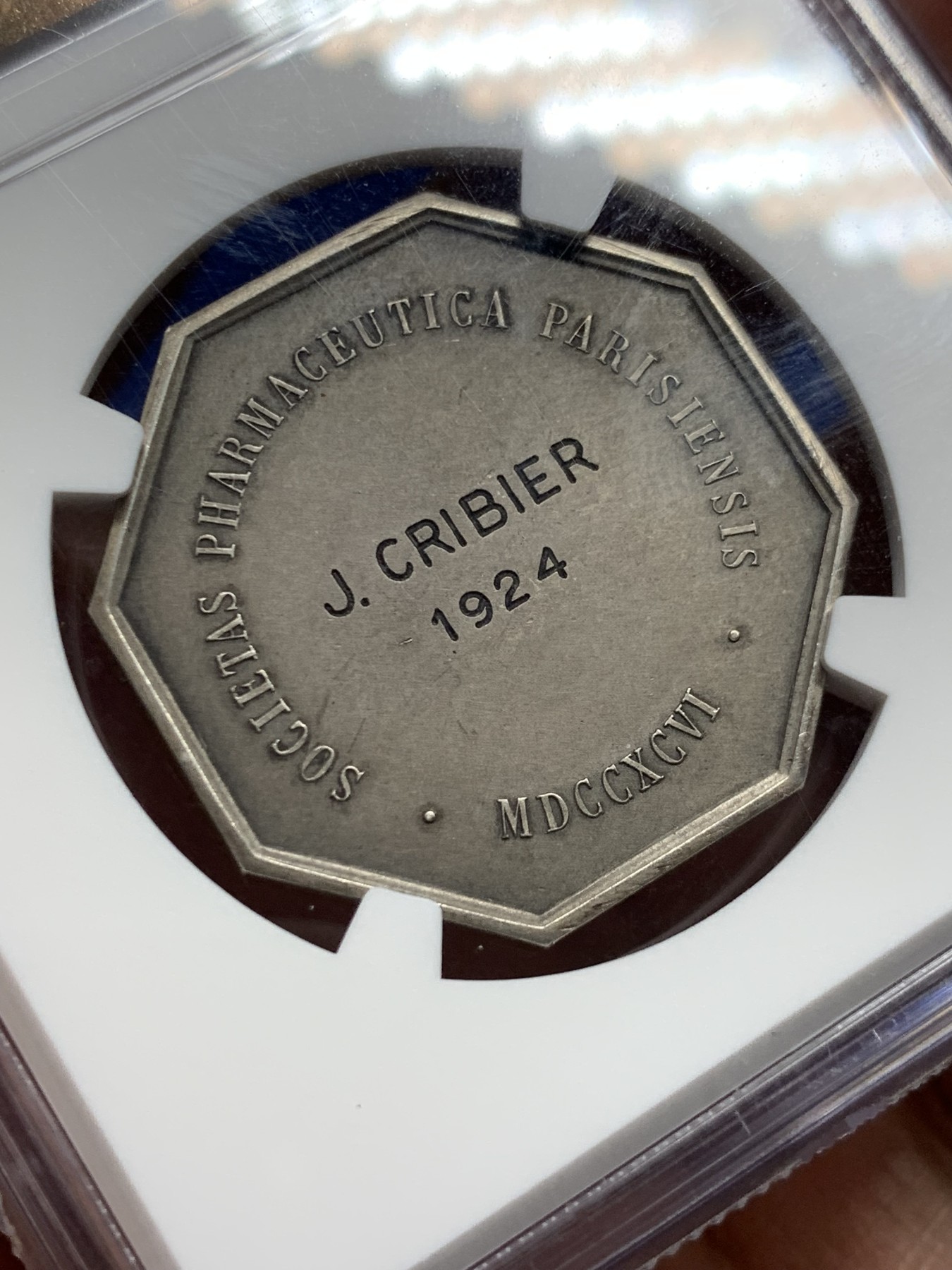 《竞宝斋》第262场-周日，周一，周二 3场连拍 (全场包邮) NGC MS64 法国1924药剂学八角银质代币，正面健康女神海吉亚