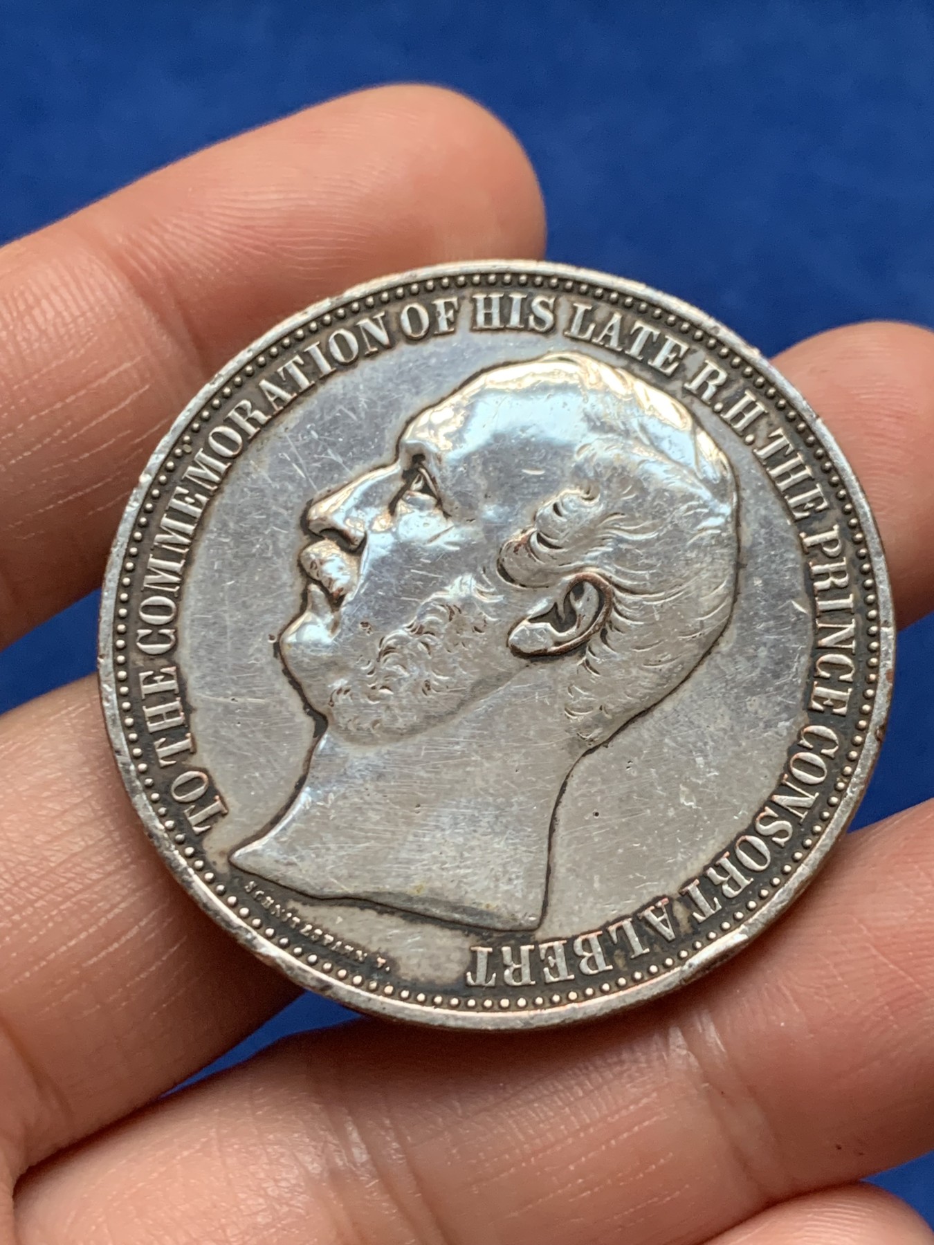 《竞宝斋》第262场-周日，周一，周二 3场连拍 (全场包邮) 英国1862世界博览会纪念镀银铜章 阿尔伯特王子人像 建筑章牌大师Wiener雕刻 很漂亮的设计 可惜有老洗 37.21g 41.2mm