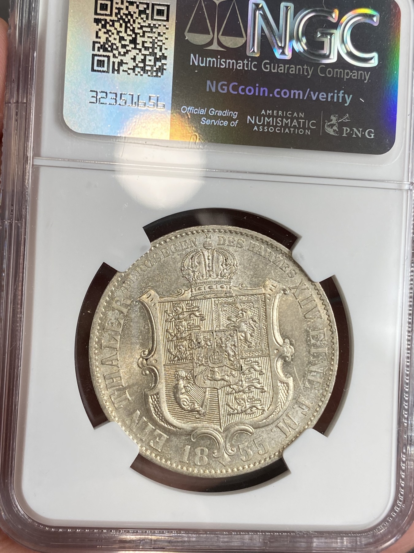 万国钱币拍卖第024期（诸神之战） NGC MS63 1855年德国汉诺威乔治五世盾徽矿业祈祷流通1泰勒 汉诺威最为经典的设计之一 盾徽上方“BERGSEGEN DES HARZES”意为为哈兹矿业祈祷 流通充分好品存世极少 全身金彩环绕 是汉诺威系列不可绕过的经典品种