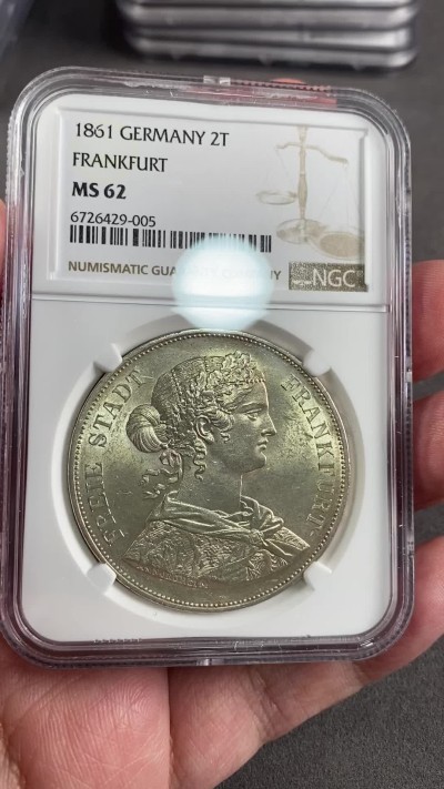 万国钱币拍卖第024期（诸神之战） NGC MS62 1861年德国法兰克福少女2泰勒 非常漂亮的青金色均匀包浆 十字转光转不停 无论高点或底板都让人手不释币