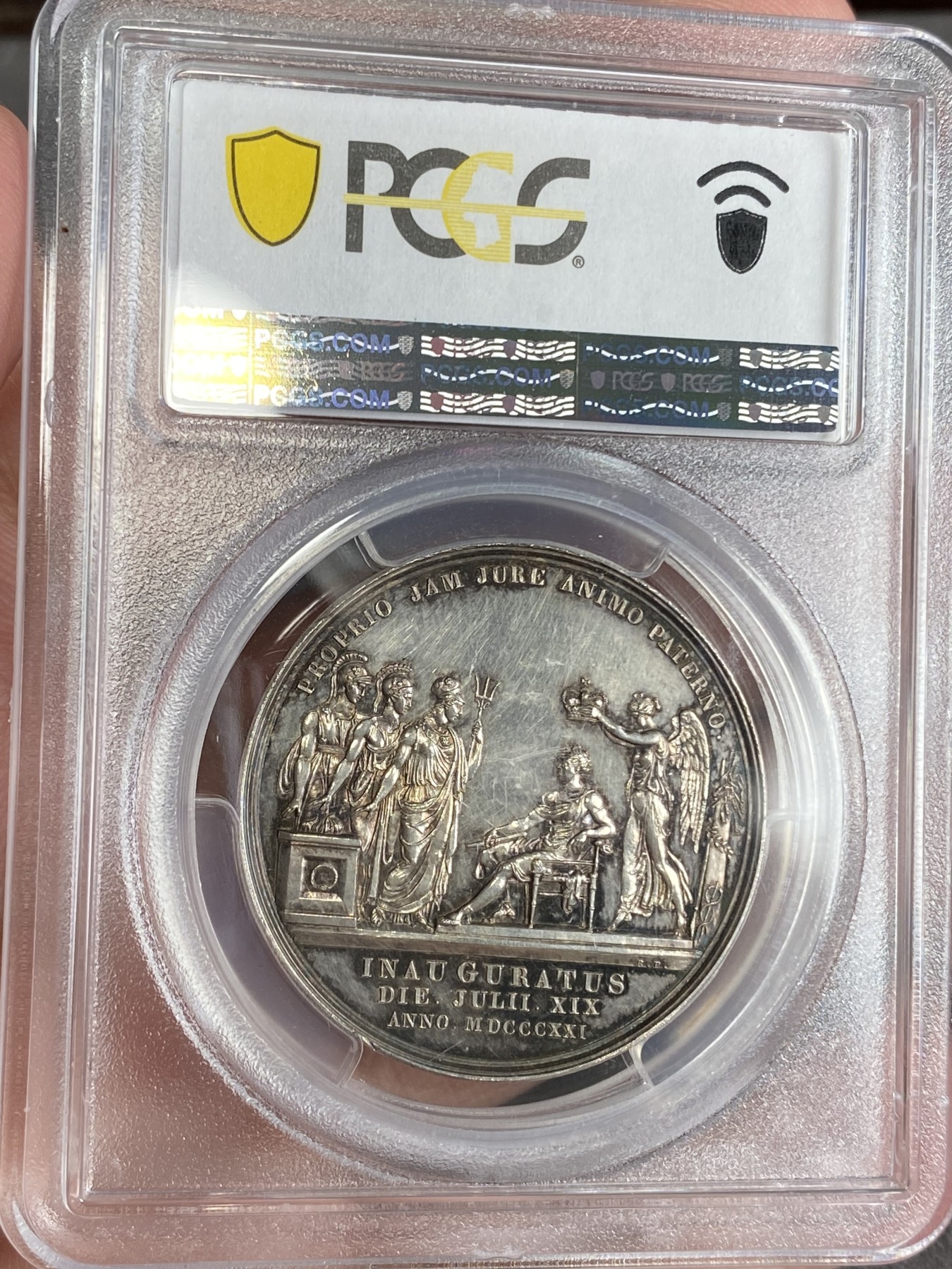 万国钱币拍卖第024期（诸神之战） PCGS SP62 1821年英国乔治四世加冕纪念大银章 焕蓝彩高浮雕英系名誉品种 无论状态还是品相都有非常舒服的表现 近几年稳定上涨品种 刚刚结束的SBP拍卖61分成交价1200美金