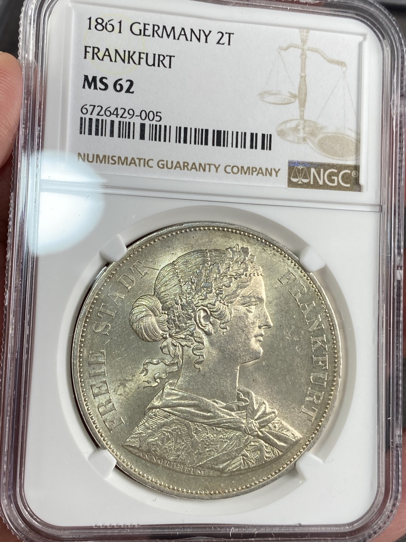 万国钱币拍卖第024期（诸神之战） NGC MS62 1861年德国法兰克福少女2泰勒 非常漂亮的青金色均匀包浆 十字转光转不停 无论高点或底板都让人手不释币