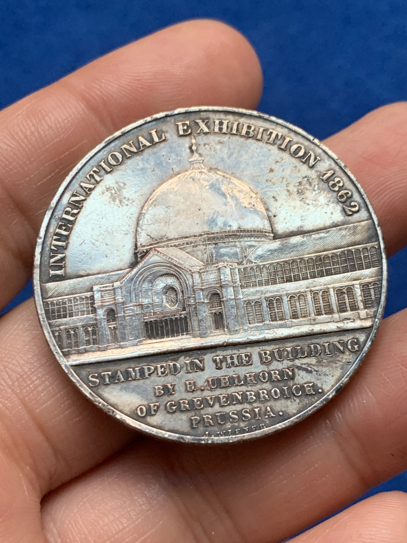 《竞宝斋》第262场-周日，周一，周二 3场连拍 (全场包邮) 英国1862世界博览会纪念镀银铜章 阿尔伯特王子人像 建筑章牌大师Wiener雕刻 很漂亮的设计 可惜有老洗 37.21g 41.2mm