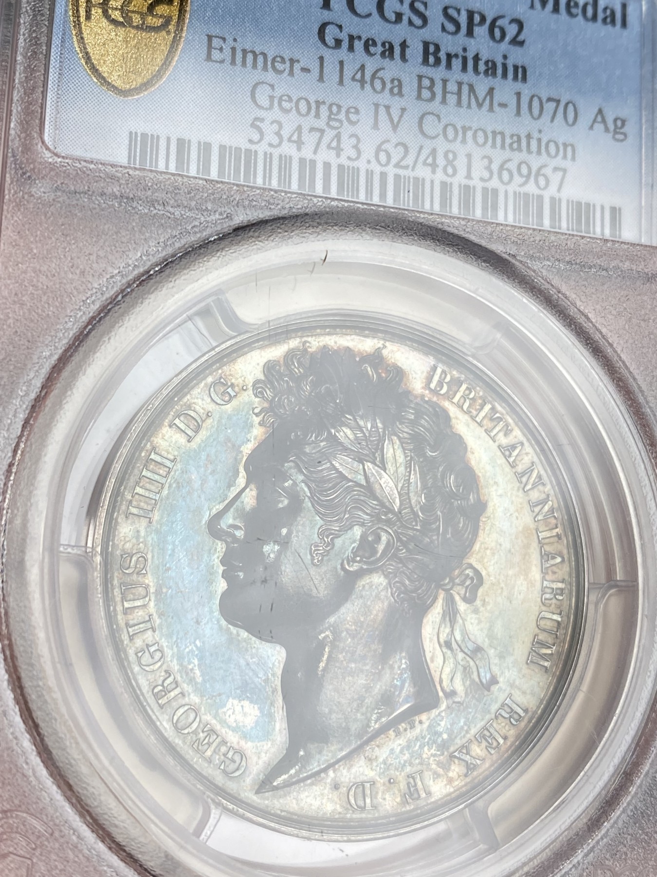 万国钱币拍卖第024期（诸神之战） PCGS SP62 1821年英国乔治四世加冕纪念大银章 焕蓝彩高浮雕英系名誉品种 无论状态还是品相都有非常舒服的表现 近几年稳定上涨品种 刚刚结束的SBP拍卖61分成交价1200美金