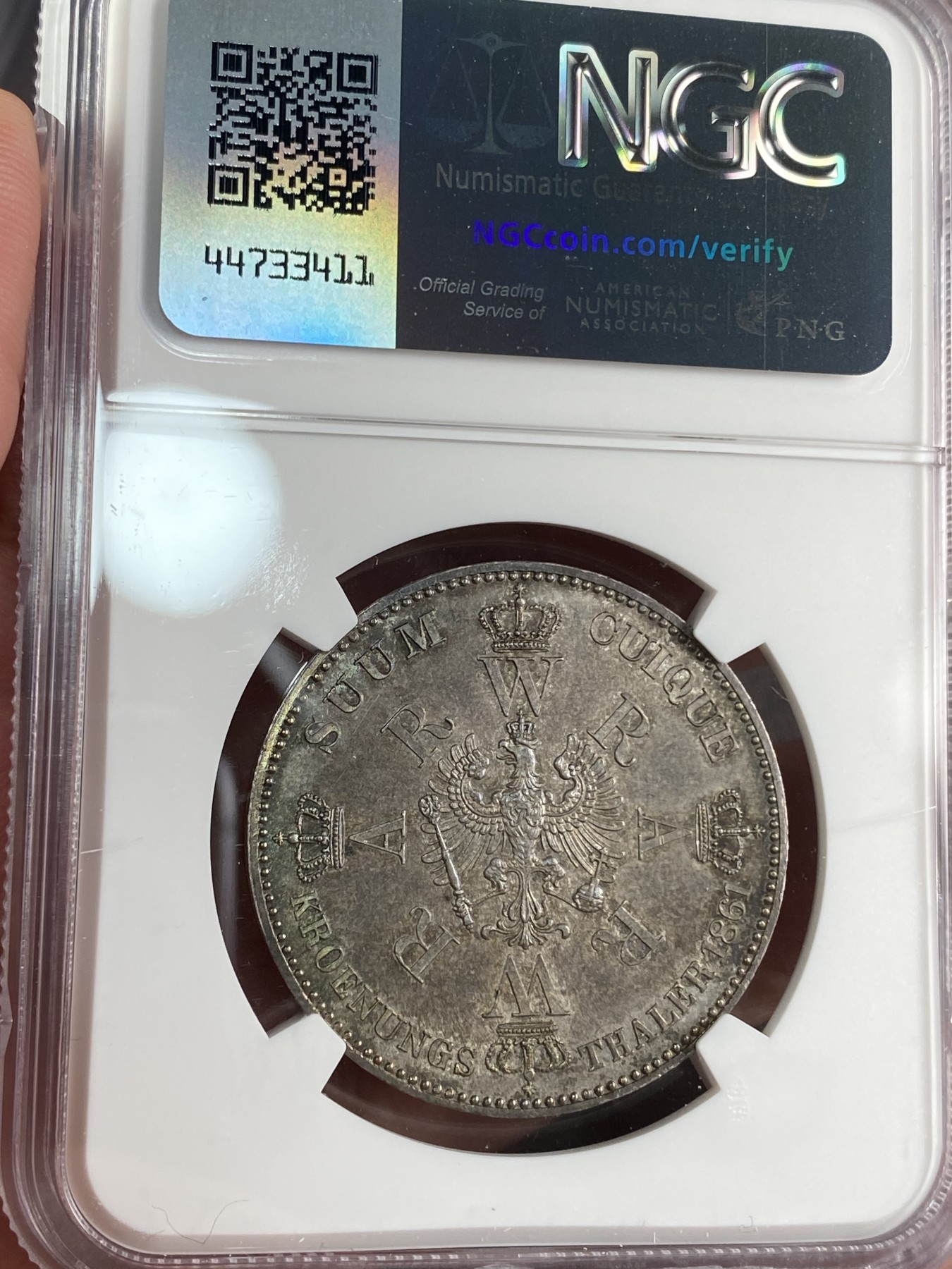 万国钱币拍卖第024期（诸神之战） NGC MS64 1861普鲁士威廉一世登基泰勒，非常常见的品种，但是想找到此等包浆状态的绝非易事，所见最美。