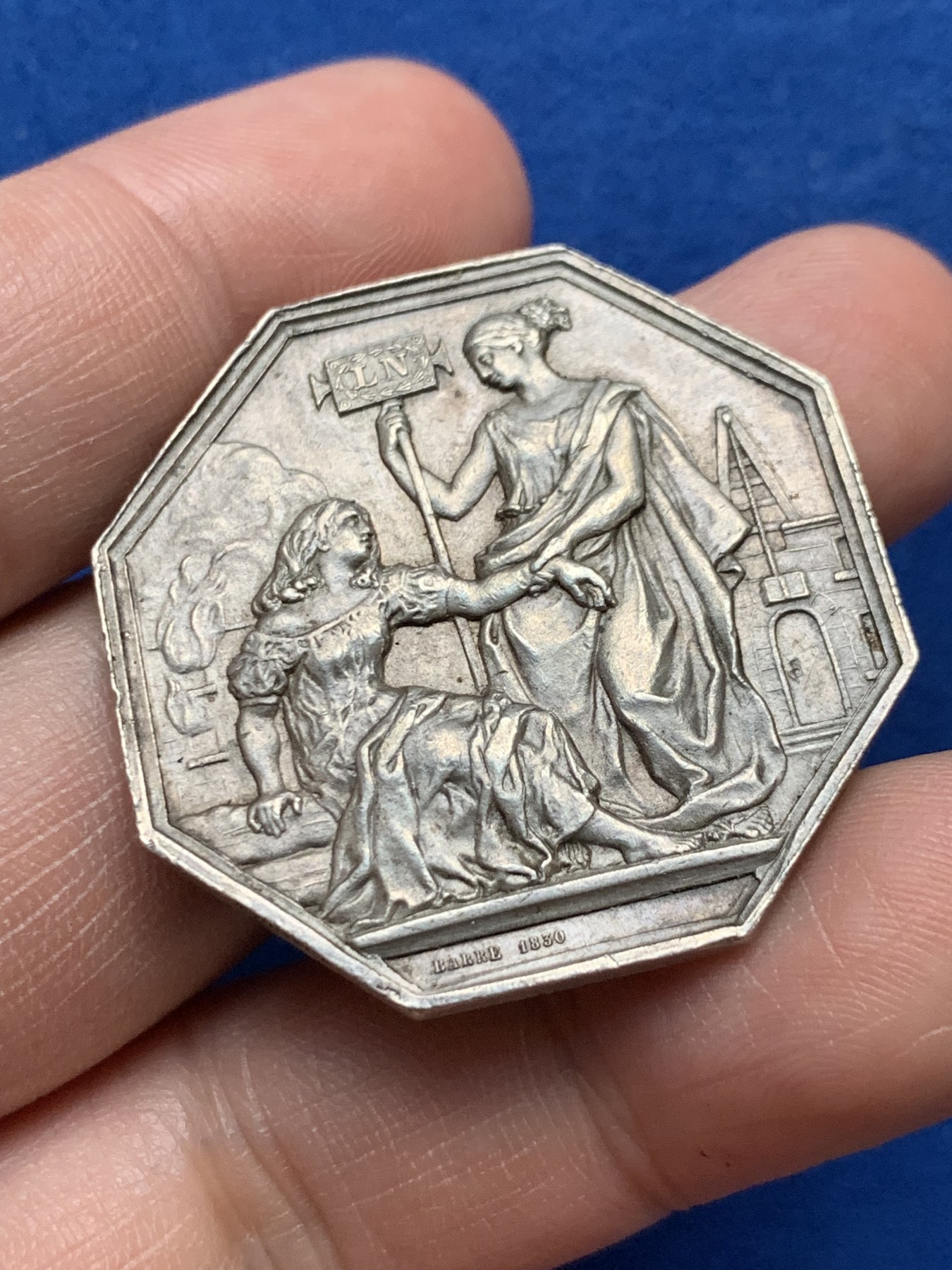 《竞宝斋》第262场-周日，周一，周二 3场连拍 (全场包邮) 法国皇家火灾保险公司八角银质代币，20.19g，36.2mm，蜜蜂边铭