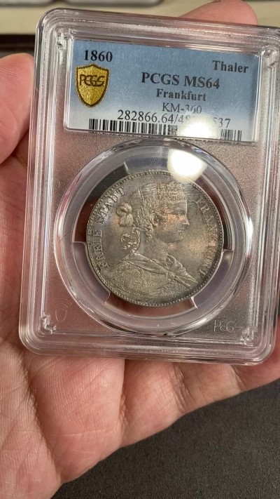 万国钱币拍卖第024期（诸神之战） PCGS MS64 1860年德国法兰克福女神鹰徽流通1泰勒 此版本首年 实物状态蓝金色渐变环彩 实实在在是太漂亮了 一旦上手就放不下来的状态
