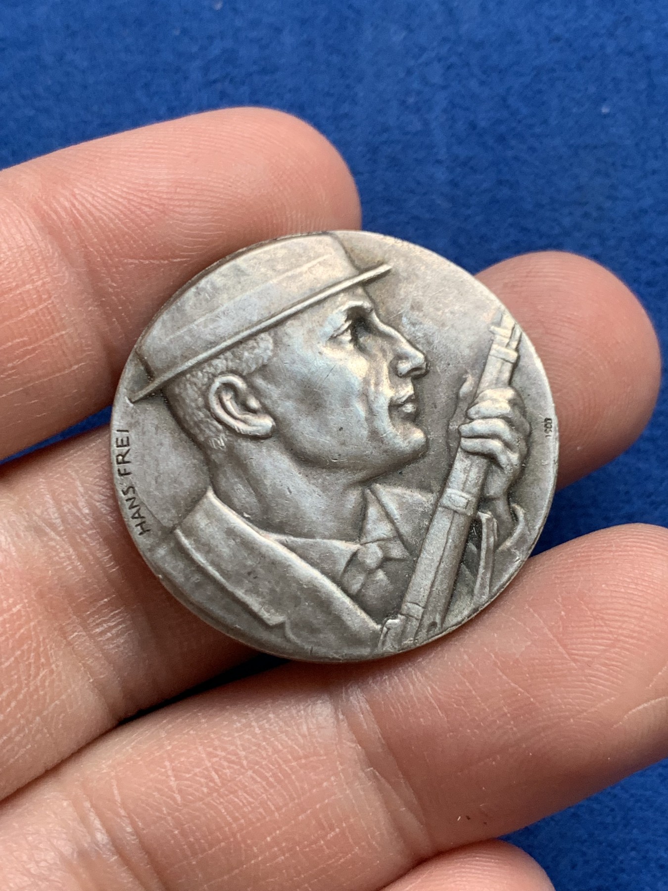 《竞宝斋》第262场-周日，周一，周二 3场连拍 (全场包邮) 稀少品种 存世量70枚 瑞士巴塞尔射击节银章 汉斯.弗雷经典作品 目录编号137a，直径30.2mm 重量13.7g背面底板痕迹原因不明细节见图