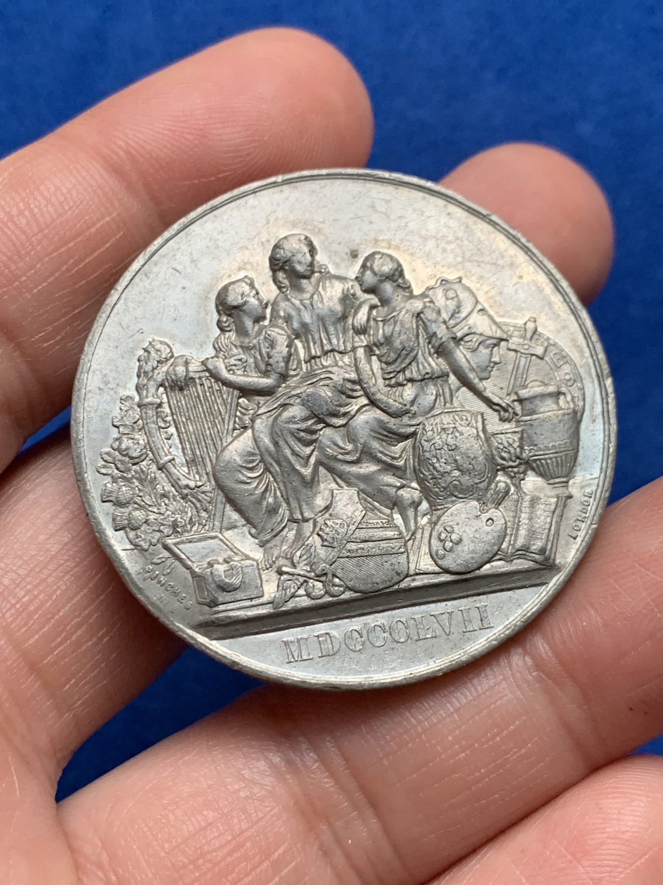 《竞宝斋》第262场-周日，周一，周二 3场连拍 (全场包邮) 英国1857艺术珍宝展览会合金纪念章，BHM编号2606，少见品种品相，带老藏家标签，19.39g，41.3mm