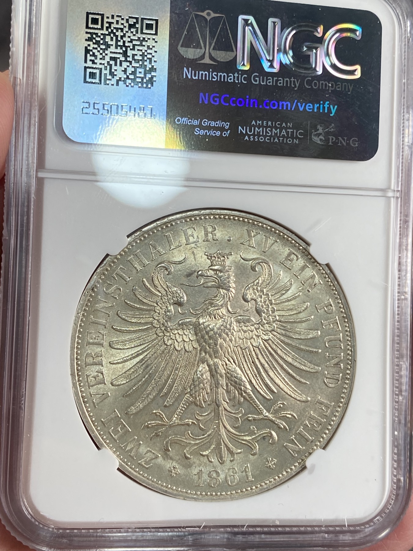 万国钱币拍卖第024期（诸神之战） NGC MS62 1861年德国法兰克福少女2泰勒 非常漂亮的青金色均匀包浆 十字转光转不停 无论高点或底板都让人手不释币