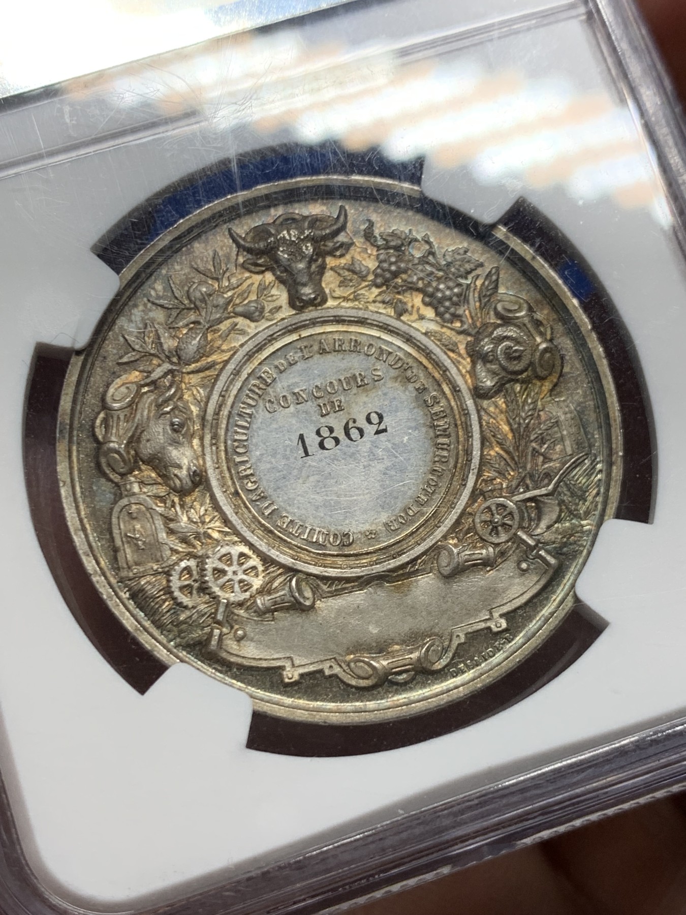 《竞宝斋》第262场-周日，周一，周二 3场连拍 (全场包邮) NGC MS64 法国1862年拿破仑三世农业银章。非常漂亮的大银章，没见过类似的在拍卖会上出现。顶级黄油光。