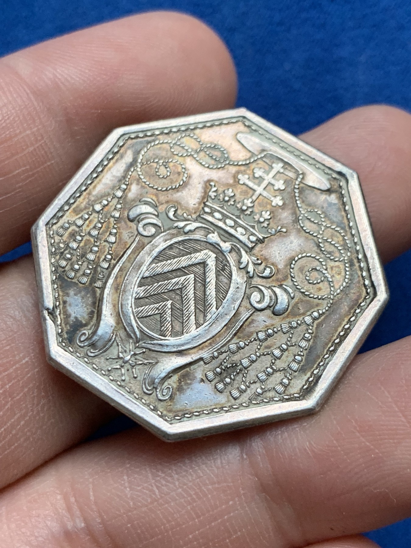 《竞宝斋》第262场-周日，周一，周二 3场连拍 (全场包邮) 法国1759-1791年鲁昂神职人员和教堂银质八角代币 13.48克 33.6mm