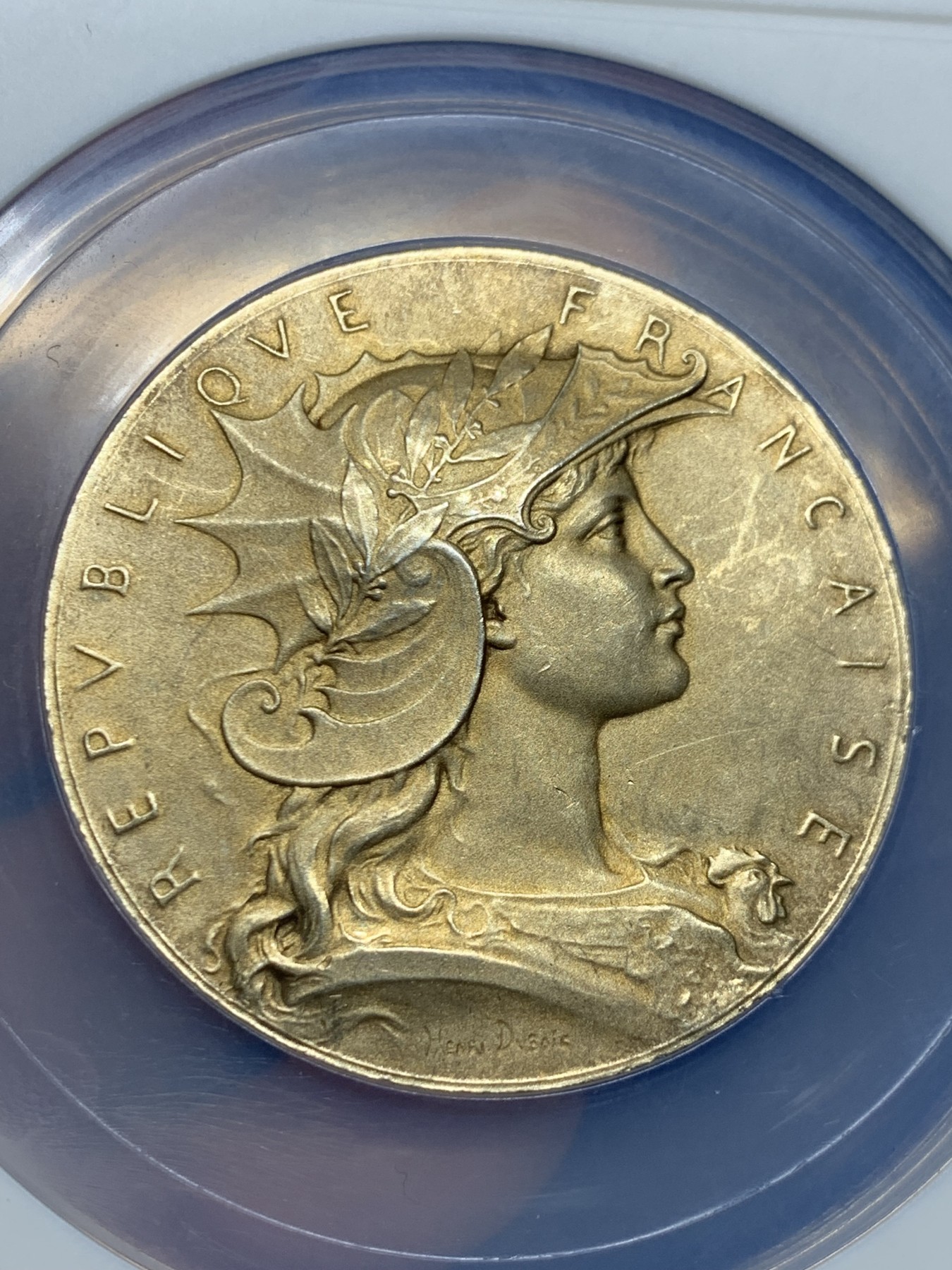 《竞宝斋》第262场-周日，周一，周二 3场连拍 (全场包邮) 法国1905射击节银章，章牌大师杜波瓦(DUBIOS)海马盔甲玛丽安娜代表作品，直径49.7mm 65.4g大型镀金银章，边铭丰饶角Argent银标原铸。双面高浮雕，图案精品艺术性高，这枚自制盒非NGC方便开卸把玩。法国射击节章牌相比德国瑞士低估，好品值得自藏。