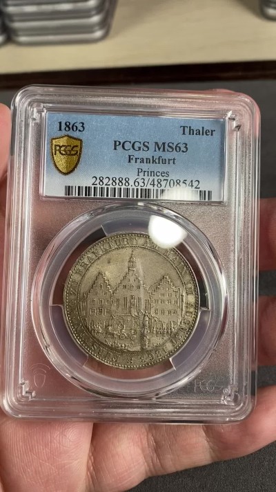 万国钱币拍卖第024期（诸神之战） PCGS MS63 1863年德国法兰克福自由市王子会议景观1泰勒 名誉品种 原味青衣包浆裹身 实物状态非常赞