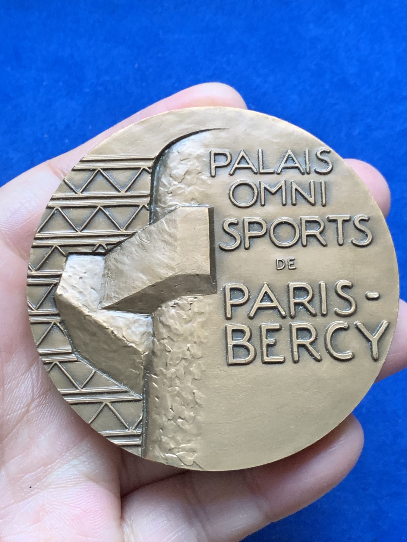 《竞宝斋》第262场-周日，周一，周二 3场连拍 (全场包邮) 法国巴黎贝西综合体育宫铜章 大规格 72mm 265.14克 丰饶角银标 超级厚可以砸核桃