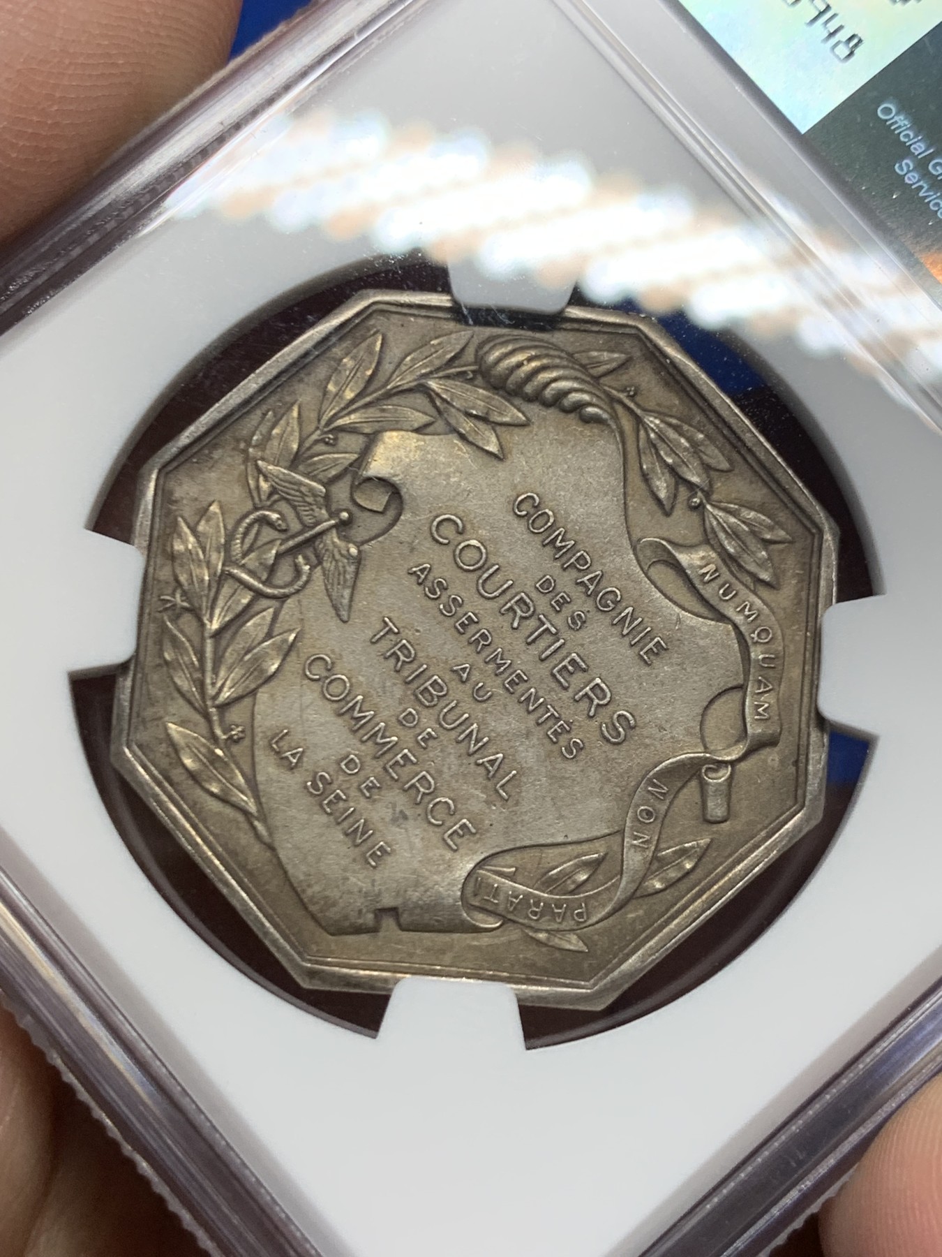 《竞宝斋》第262场-周日，周一，周二 3场连拍 (全场包邮) NGC-MS62 法国塞纳河巴黎商业法庭八角银质代币，商业女神坐在卢浮宫街商业交易所前，旁边是巴黎市徽章