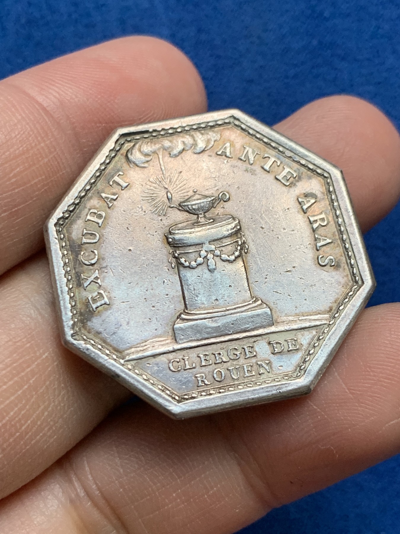 《竞宝斋》第262场-周日，周一，周二 3场连拍 (全场包邮) 法国1759-1791年鲁昂神职人员和教堂银质八角代币 13.48克 33.6mm