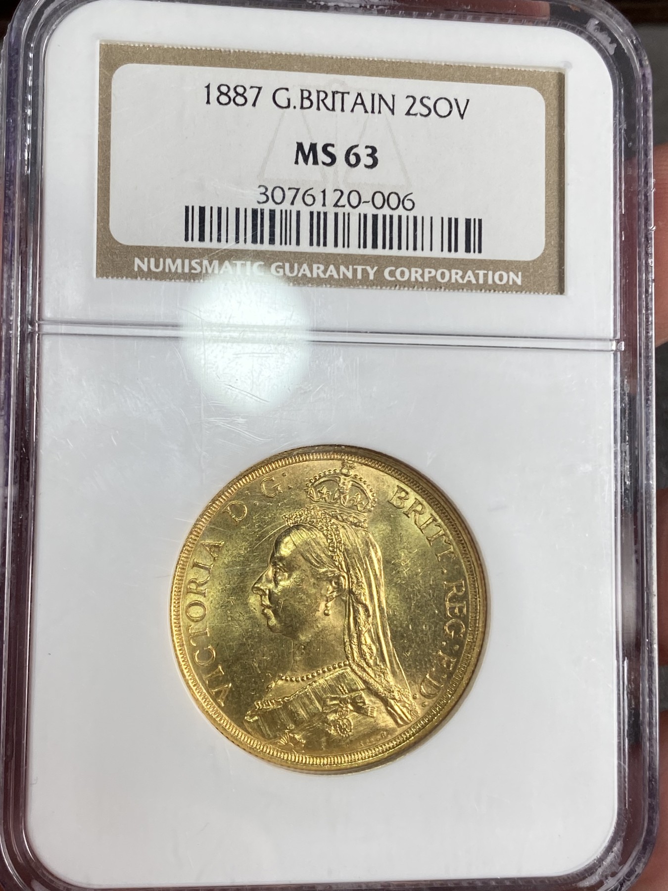 万国钱币拍卖第024期（诸神之战） NGC MS63 1887英国维多利亚高冠2镑金币，1887大全套中的第二大面值，发行量91000枚，闪耀金光搭配上NGC老白盒韵味十足，23年10月HA同分成交价2880美金，15.98g，917金。