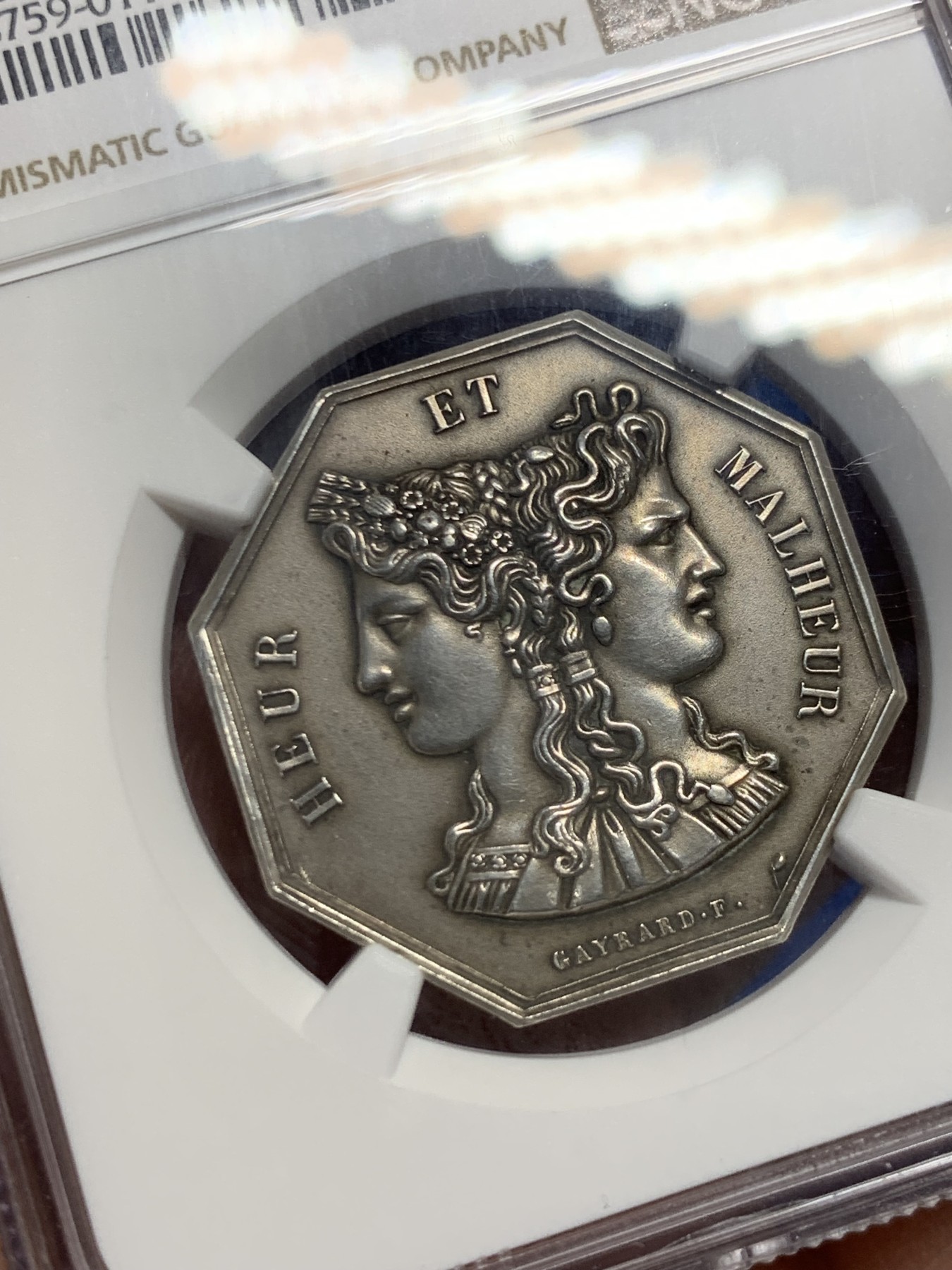 《竞宝斋》第262场-周日，周一，周二 3场连拍 (全场包邮) NGC-MS62 法国双面神系列赌博游戏八角银质代币，铭文：旅程越奇幻，她就越快乐