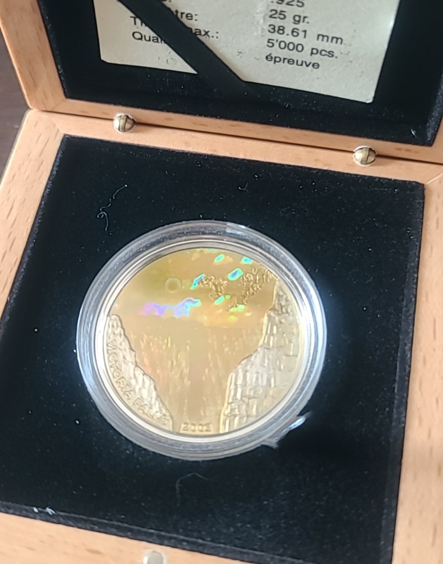 【币将精彩】世界钱币拍卖（2025-11-12） 老精稀刚果2003年维多利亚瀑布幻彩银币带证书包装