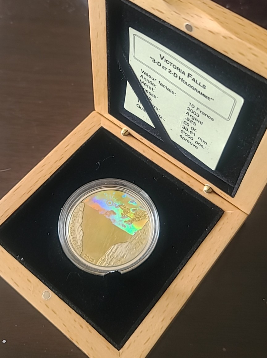 【币将精彩】世界钱币拍卖（2025-11-12） 老精稀刚果2003年维多利亚瀑布幻彩银币带证书包装