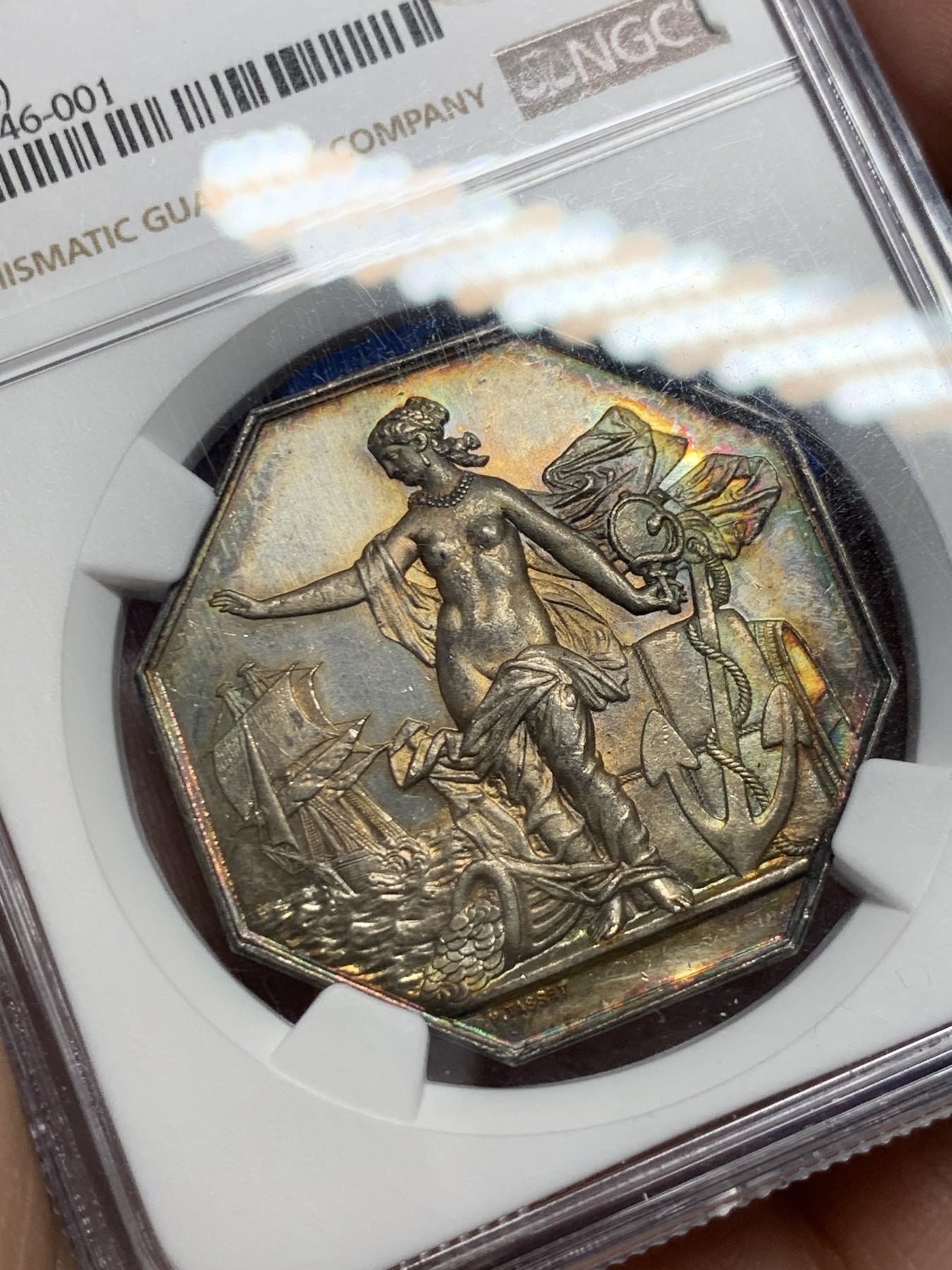 《竞宝斋》第262场-周日，周一，周二 3场连拍 (全场包邮) NGC-MS63 法国名誉品“先见之明”海上保险公司八角银质代币，非常漂亮的环五彩，背面带初铸纹