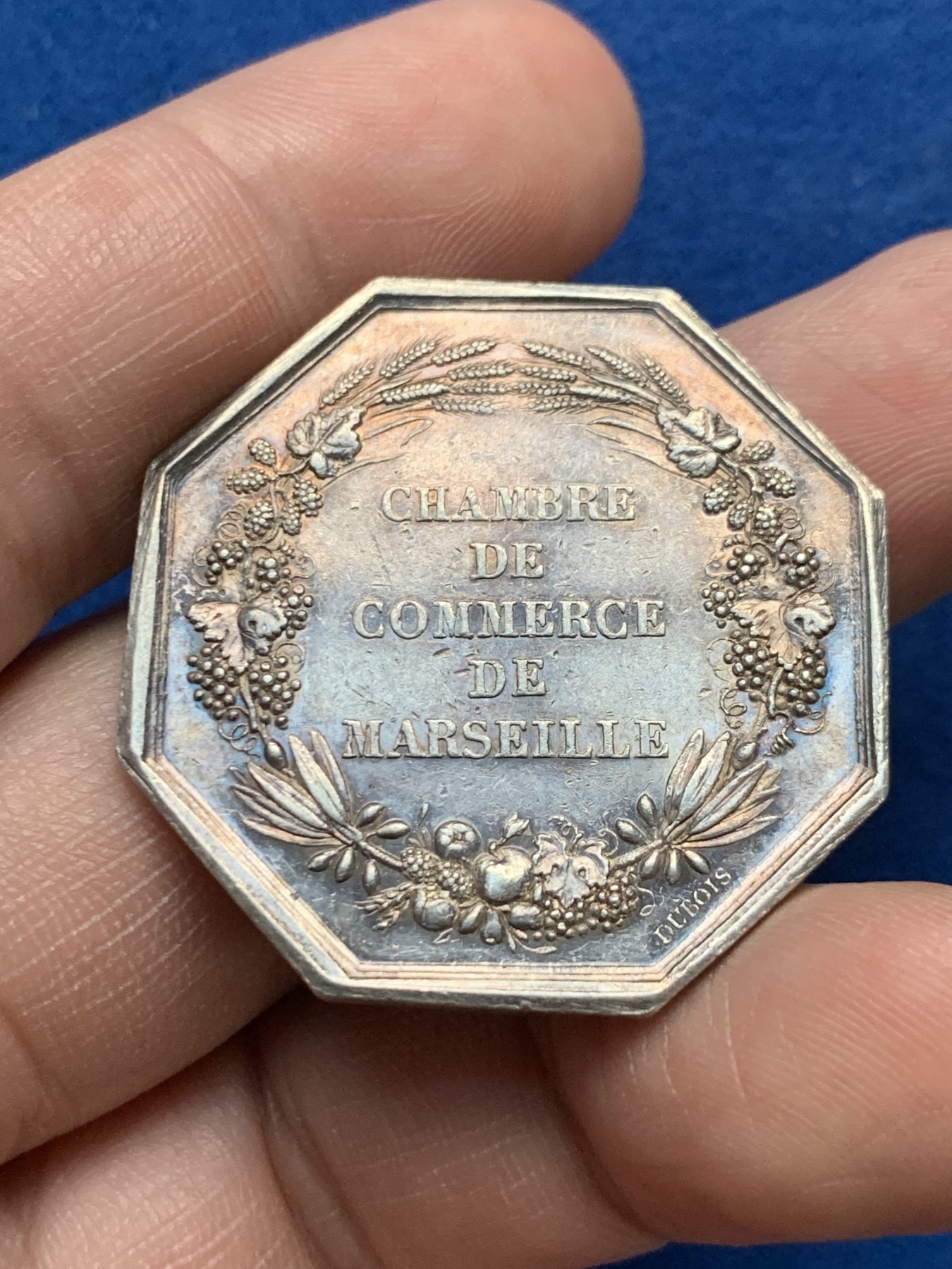 《竞宝斋》第262场-周日，周一，周二 3场连拍 (全场包邮) 法国拿破仑三世马赛商会八角银质代币，19.03g，35.1mm，手指边铭