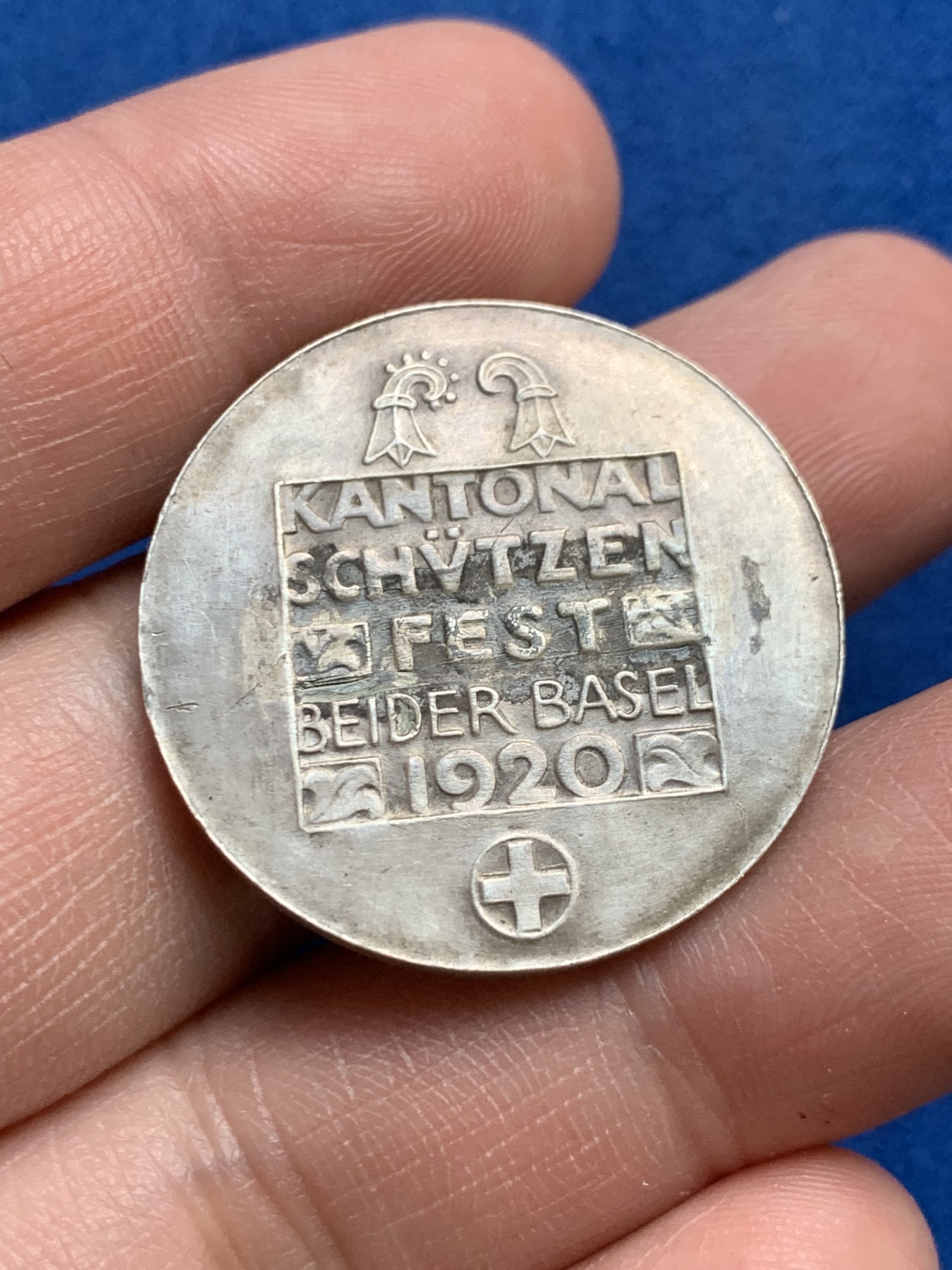 《竞宝斋》第262场-周日，周一，周二 3场连拍 (全场包邮) 稀少品种 存世量70枚 瑞士巴塞尔射击节银章 汉斯.弗雷经典作品 目录编号137a，直径30.2mm 重量13.7g背面底板痕迹原因不明细节见图