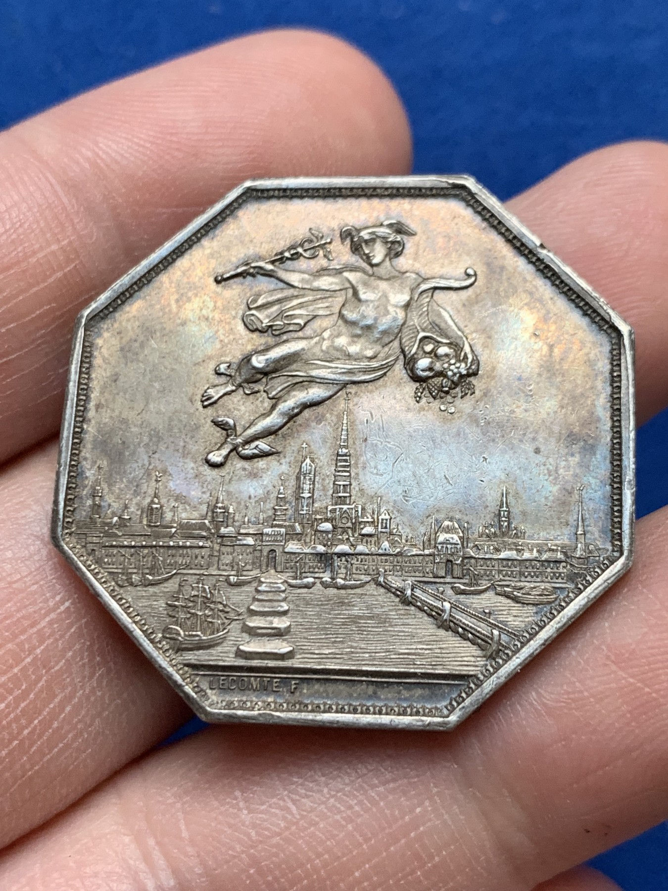 《竞宝斋》第262场-周日，周一，周二 3场连拍 (全场包邮) 法国诺曼底和鲁昂商会八角银质代币，鲁昂城市景观上空的飞天墨丘利福泽全城，16.89g，33.8mm，丰饶角银标