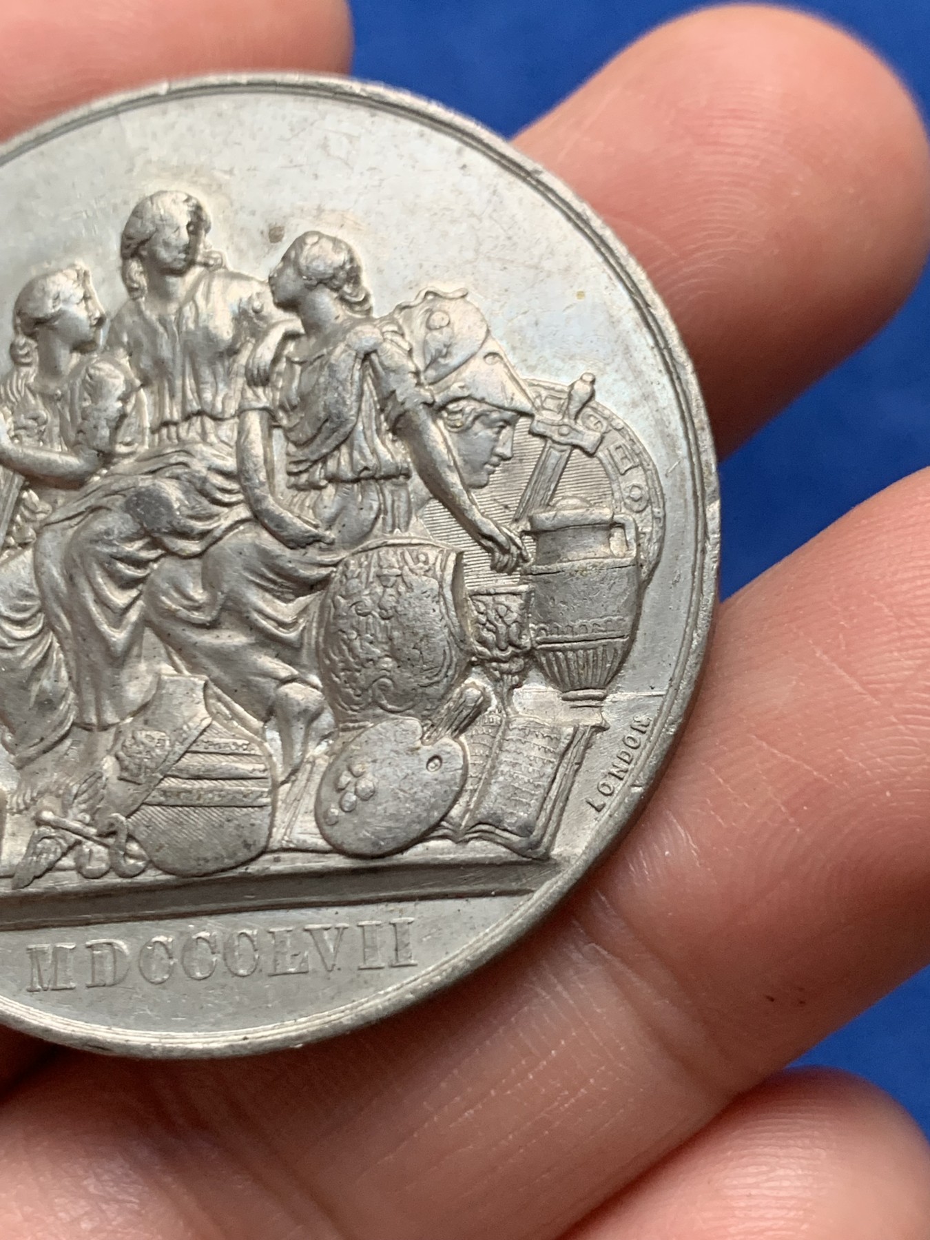 《竞宝斋》第262场-周日，周一，周二 3场连拍 (全场包邮) 英国1857艺术珍宝展览会合金纪念章，BHM编号2606，少见品种品相，带老藏家标签，19.39g，41.3mm