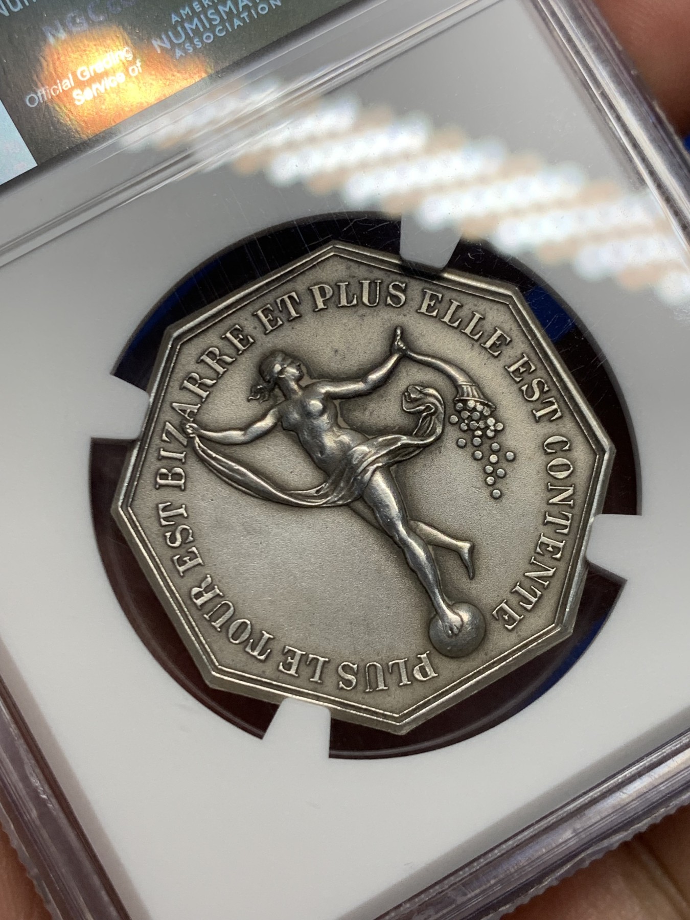 《竞宝斋》第262场-周日，周一，周二 3场连拍 (全场包邮) NGC-MS62 法国双面神系列赌博游戏八角银质代币，铭文：旅程越奇幻，她就越快乐