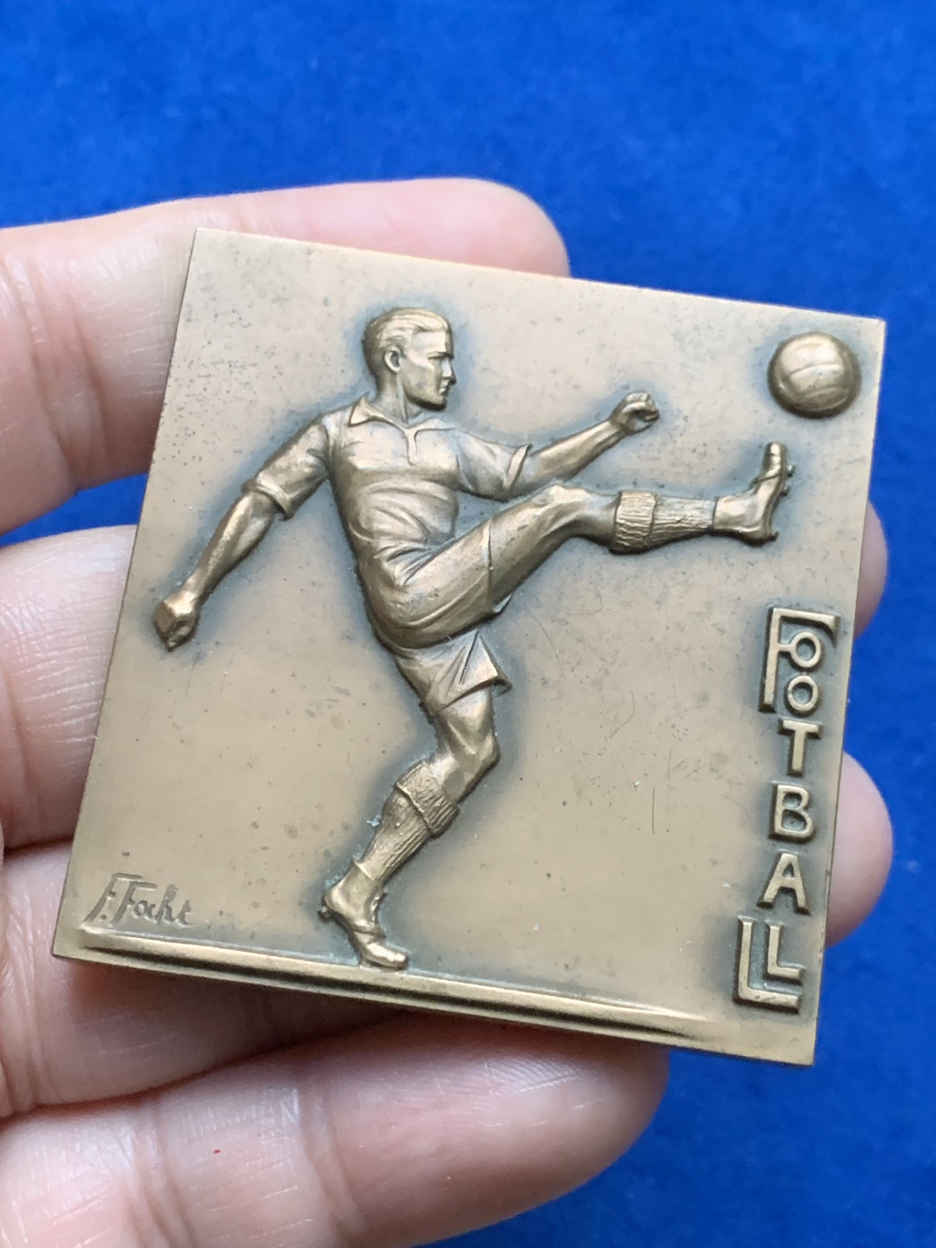 《竞宝斋》第262场-周日，周一，周二 3场连拍 (全场包邮) 法国足球运动纪念铜章 1977 丰饶角铜标 50.4*52.9mm 113.5克